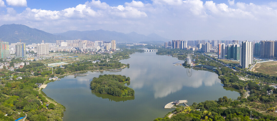 2022年11月18日,晴天下的飞来湖湿地公园。清远日报记者 邱炜民 摄.jpg