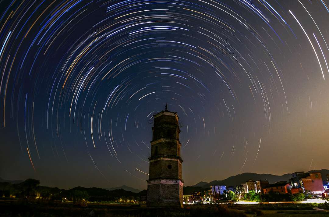 2022年11月14日凌晨,连州市瑶安瑶族乡,大营文笔塔繁星璀璨。清远日报签约摄影师 罗敏 摄.jpg