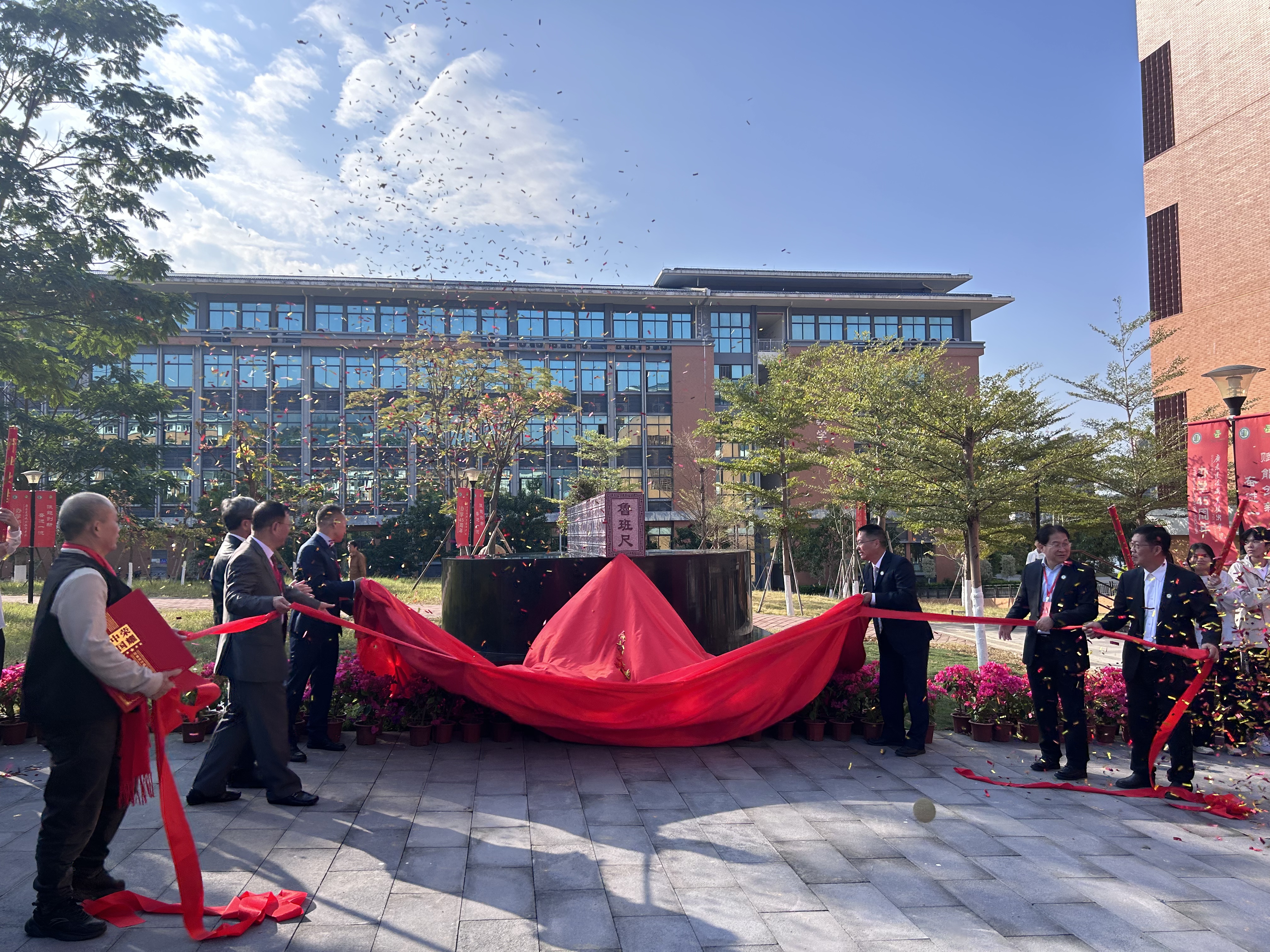 该校校园标识“鲁班尺”揭幕。清远日报记者 黄馨 摄 黄馨 摄 黄馨 摄 黄馨 摄 黄馨 摄 黄馨 摄 黄馨 摄 黄馨 摄