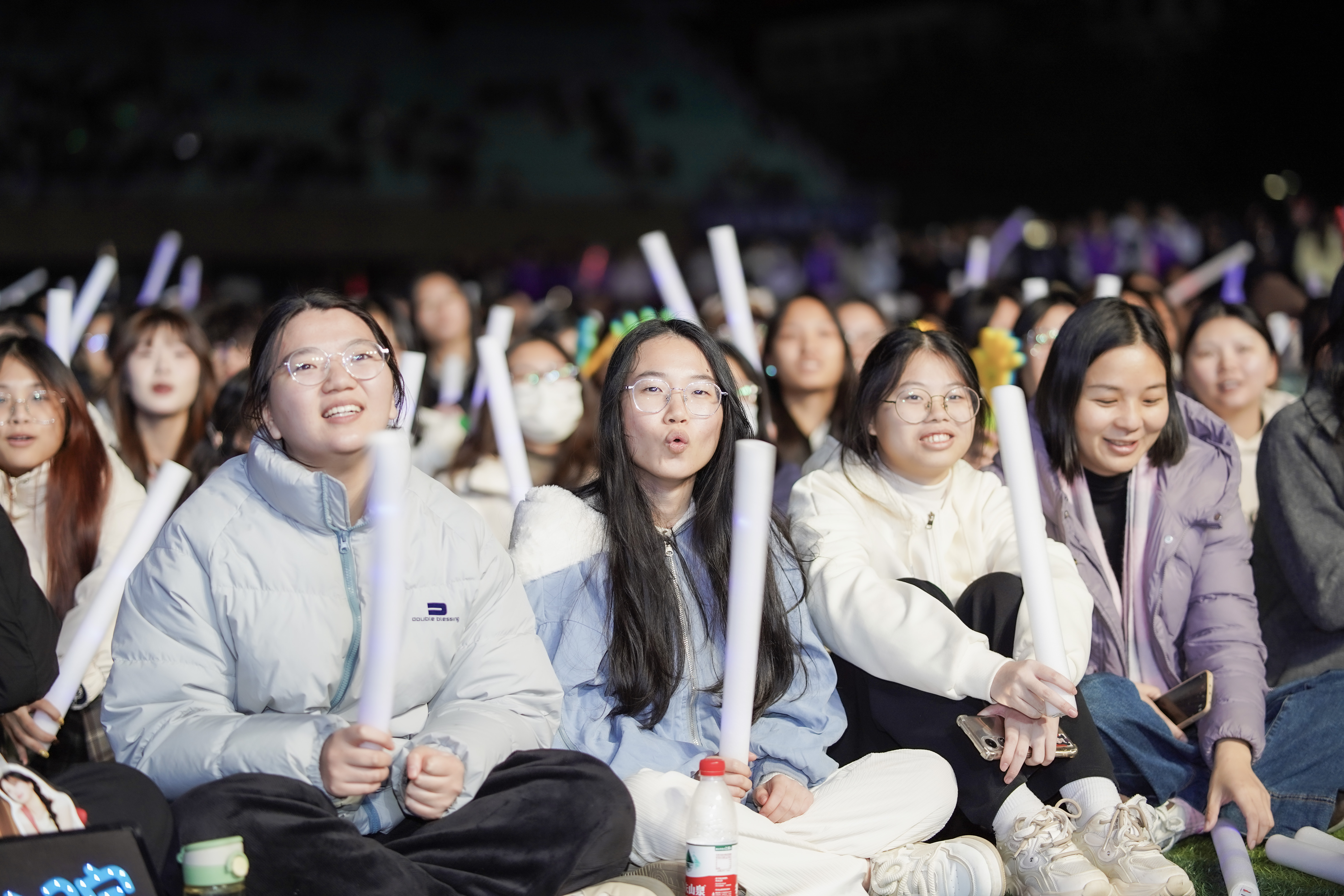 学生们观看演出。通讯员供图