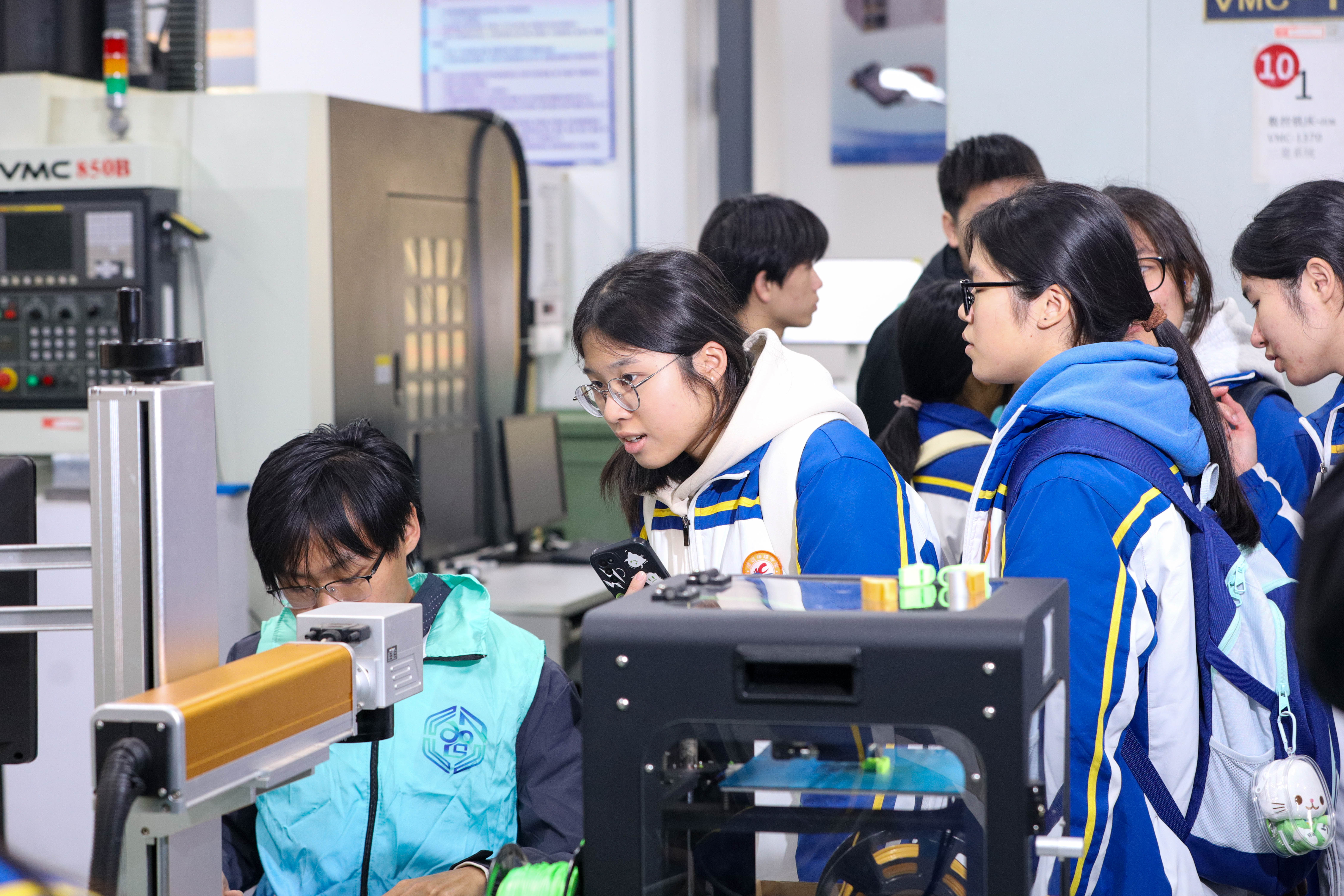 中学生们体验3D打印。通讯员供图