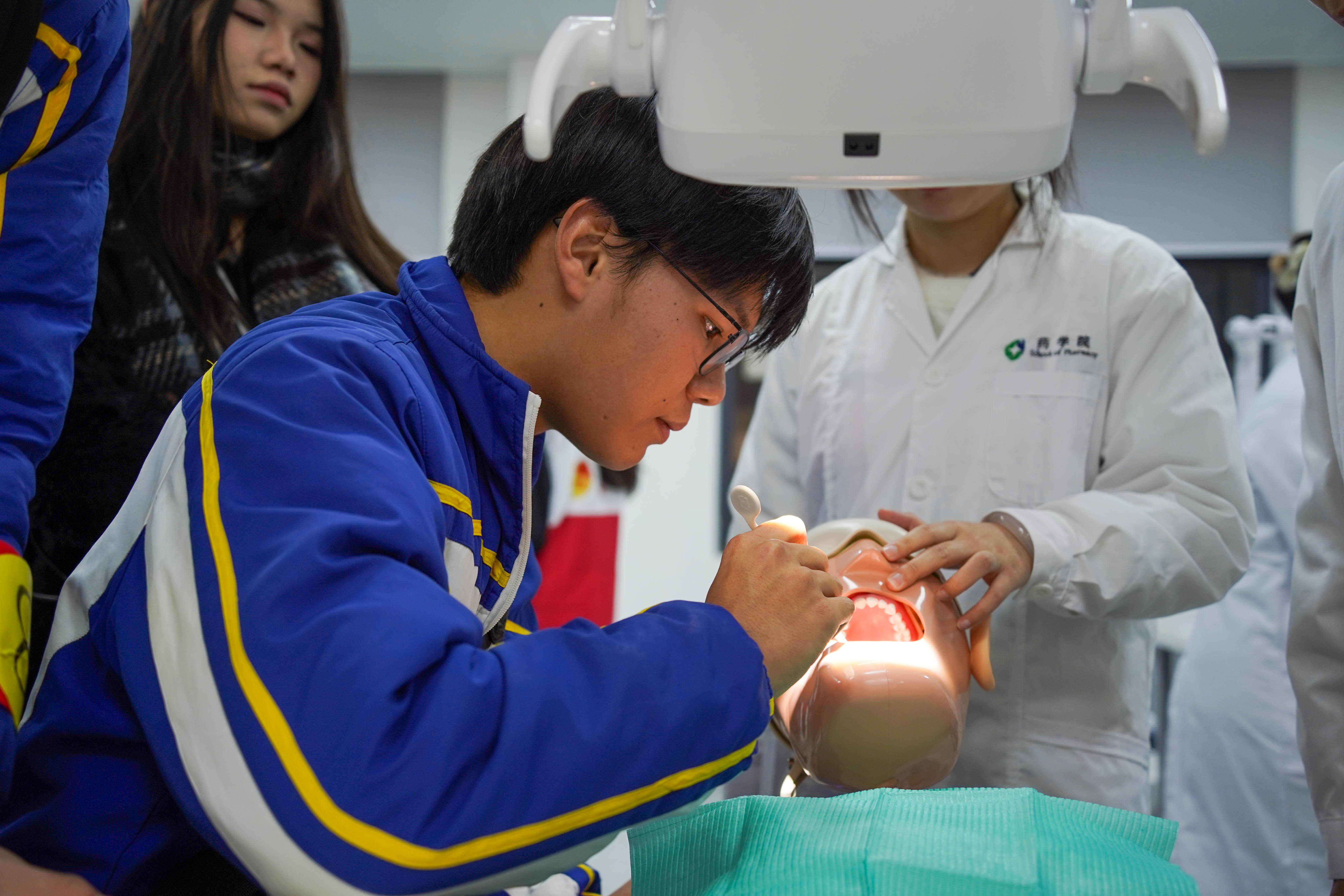 中学生们在医学应用技术学院探索“口腔与颜色”的秘密。通讯员供图