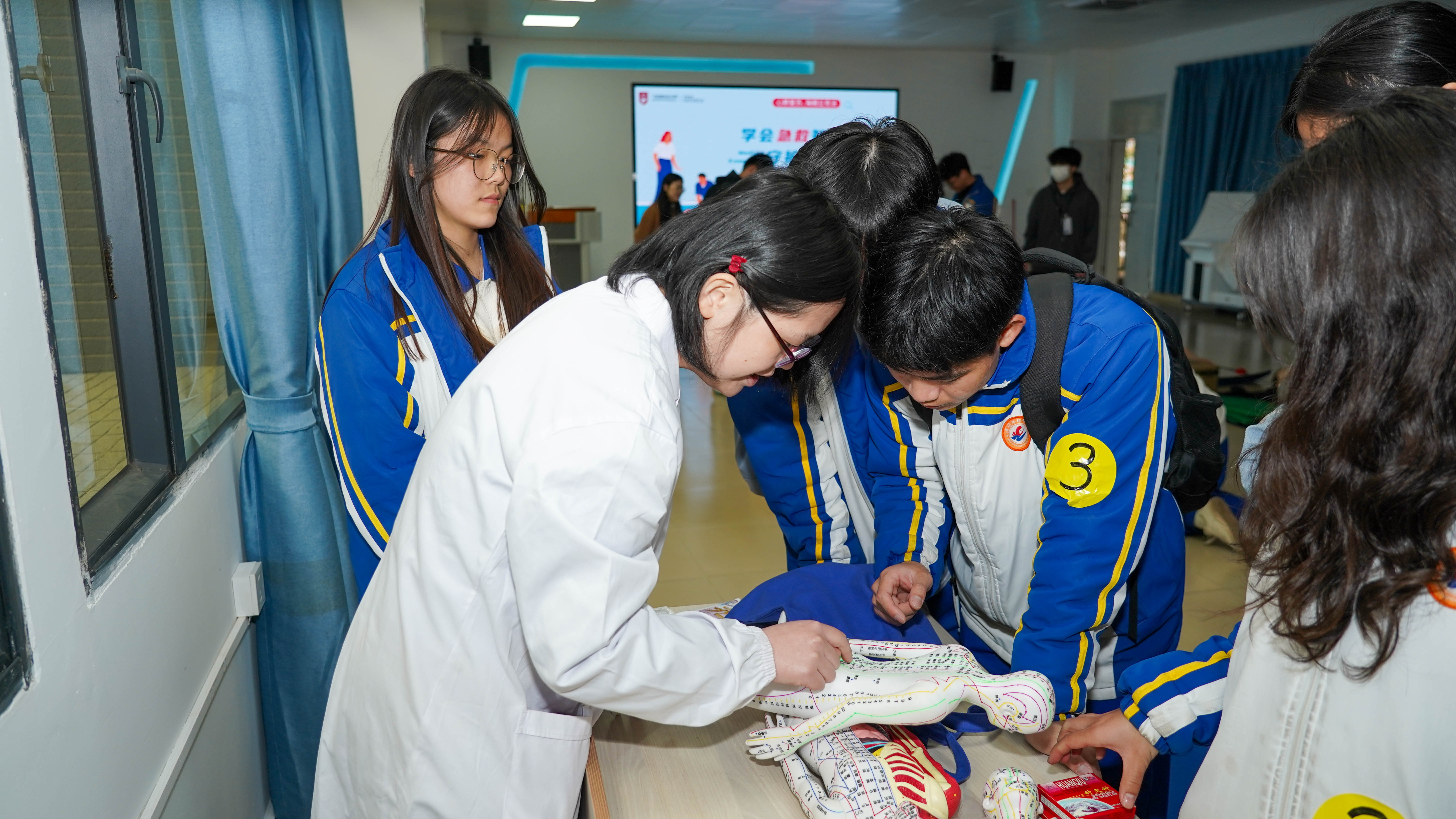 中学生们体验中医适宜技术。通讯员供图