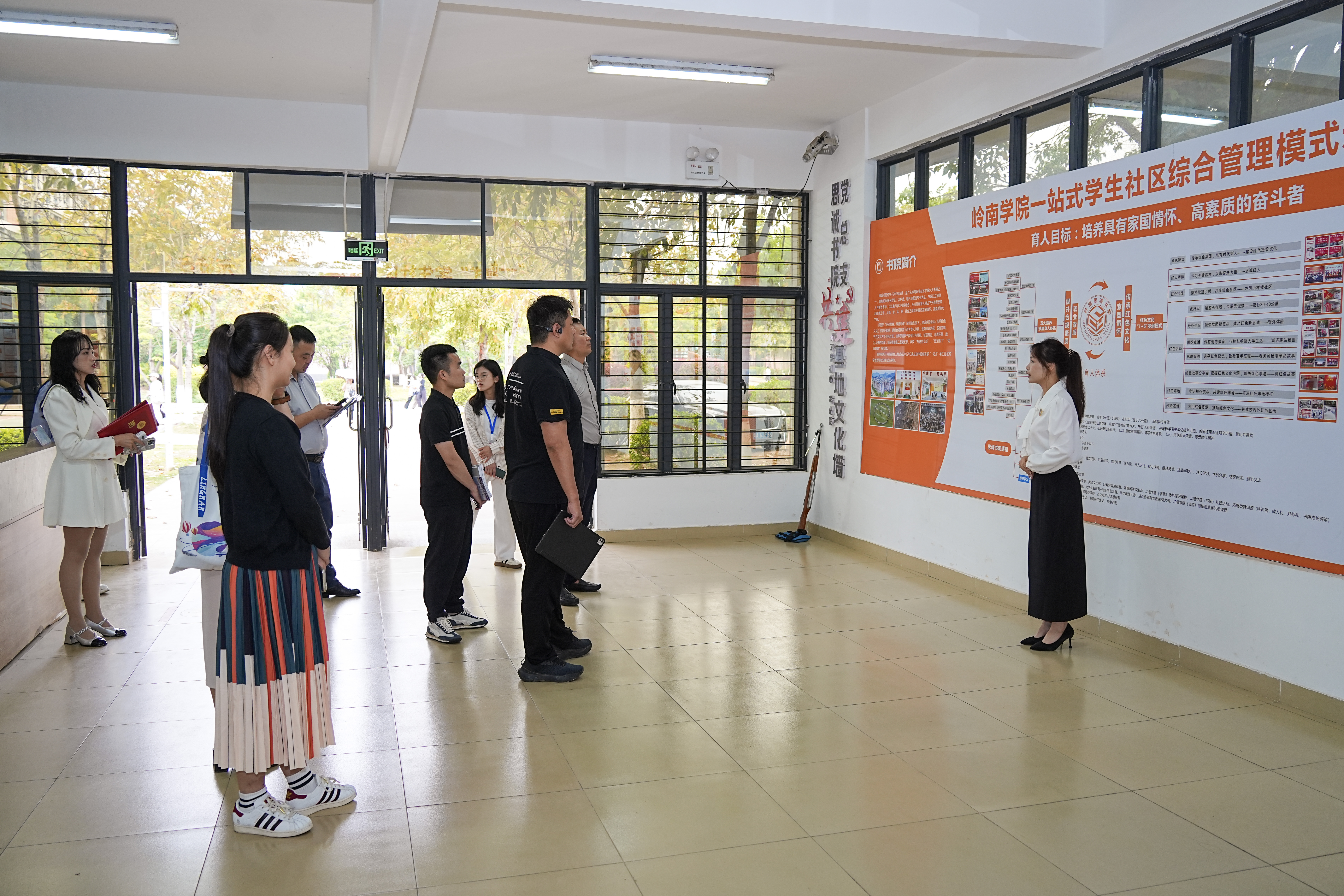 驴迹科技集团一行参观学校教学及实训场地。通讯员供图 驴迹科技集团一行参观学校教学及实训场地。通讯员供图