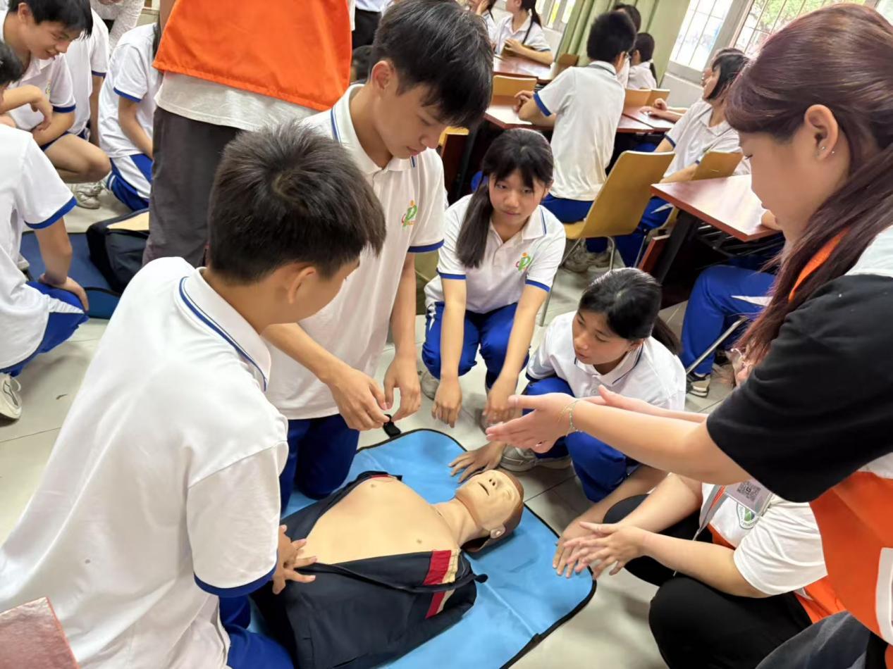 学生们进行实操练习。通讯员供图
