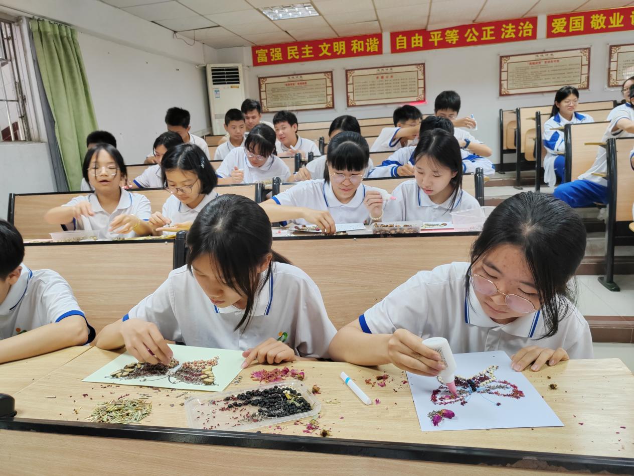 学生们参与中药手工创意体验。通讯员供图