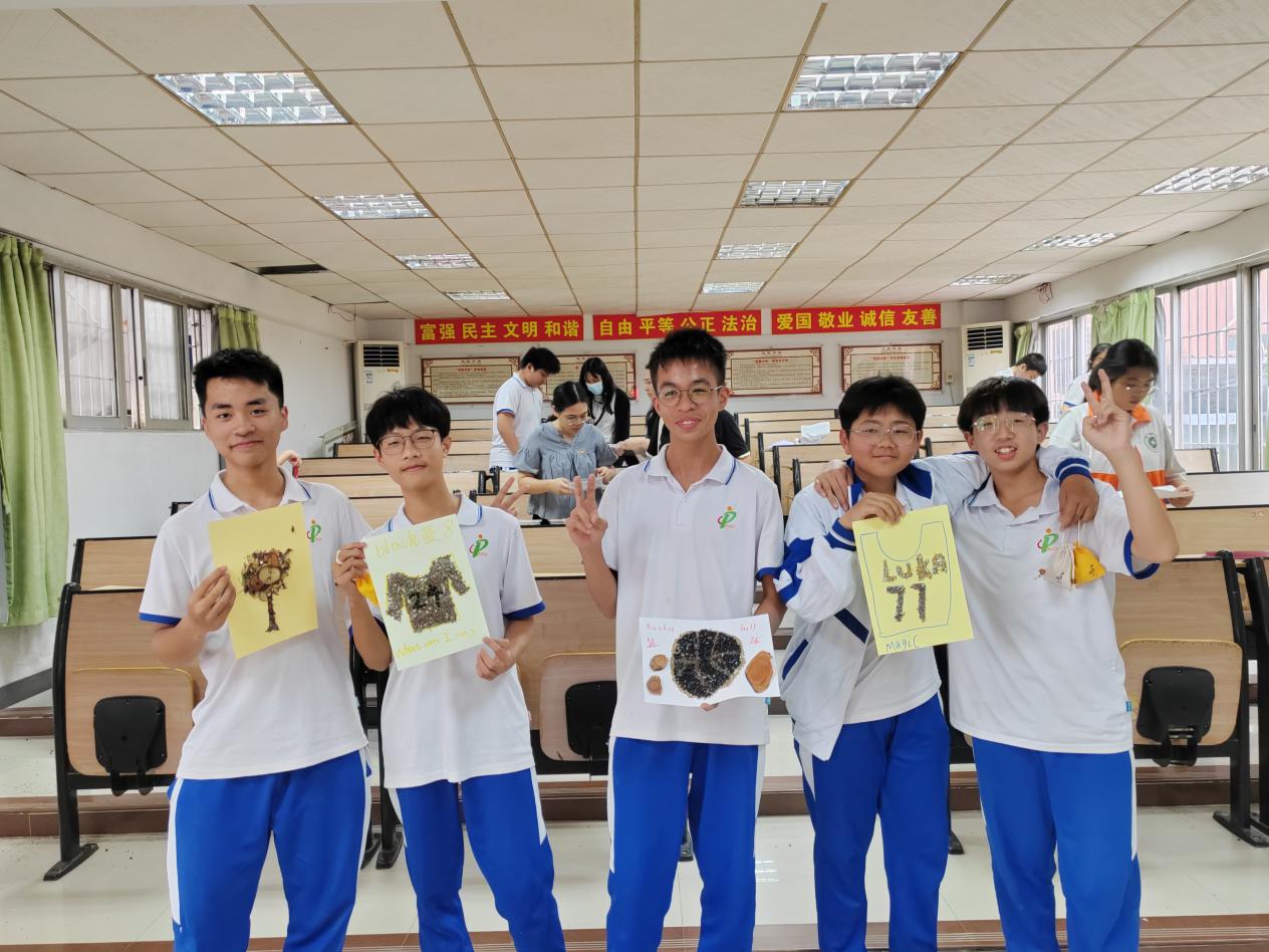 学生们展示中药贴画作品。通讯员供图
