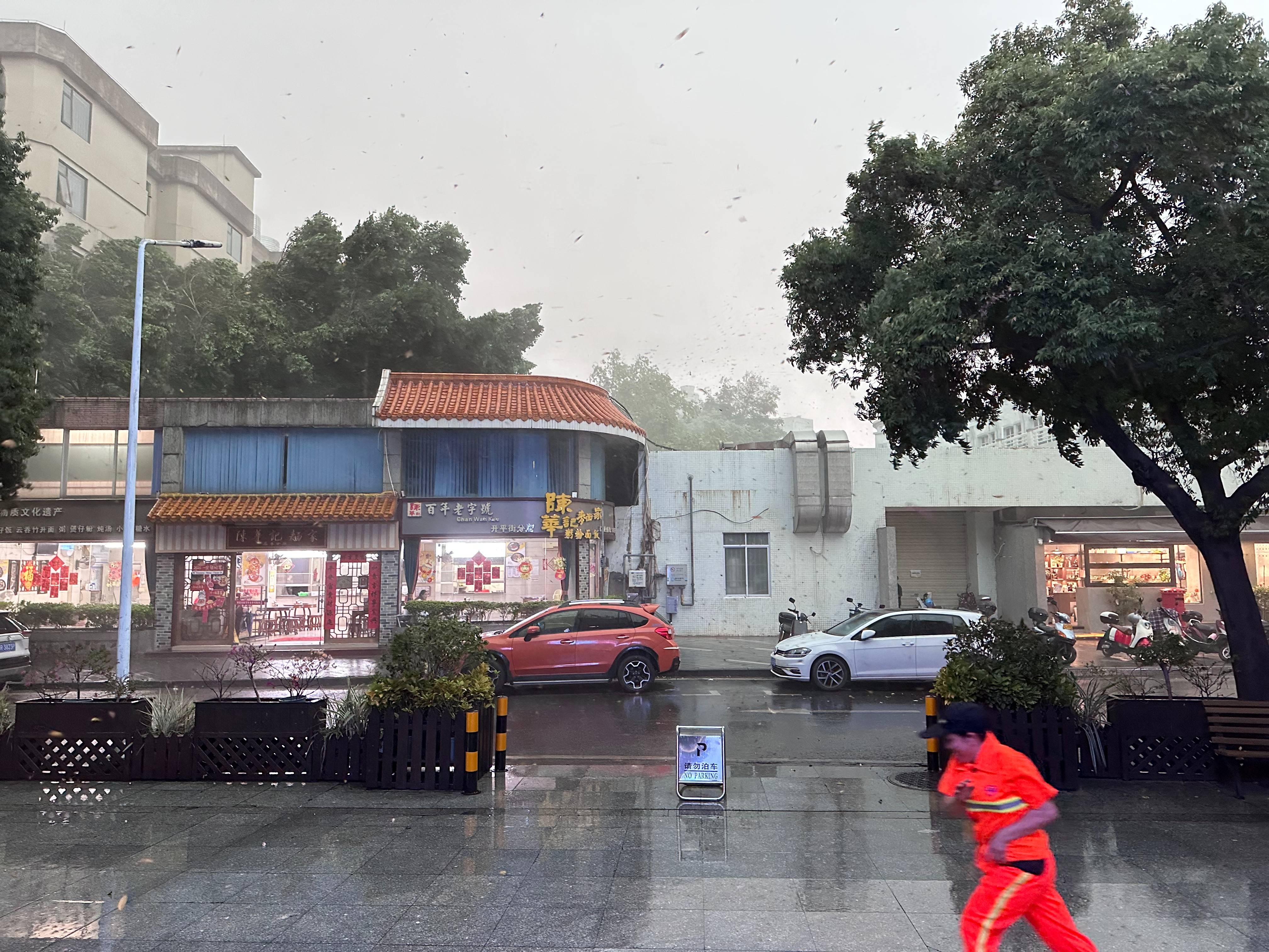 2025年4月24日14:43，清城区升平街，暴雨将至，行人躲雨。记者 李志芳 摄