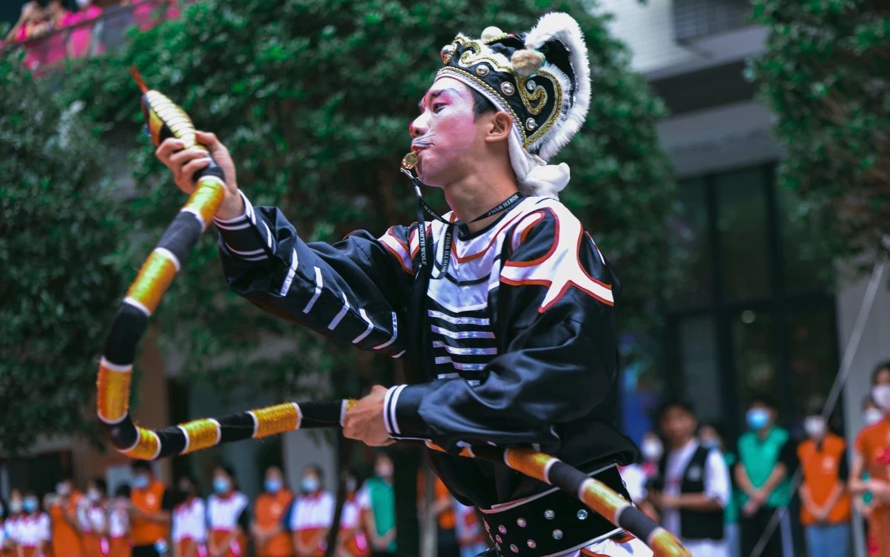 洪槟在学校表演英歌舞。通讯员供图 洪槟在学校表演英歌舞。通讯员供图