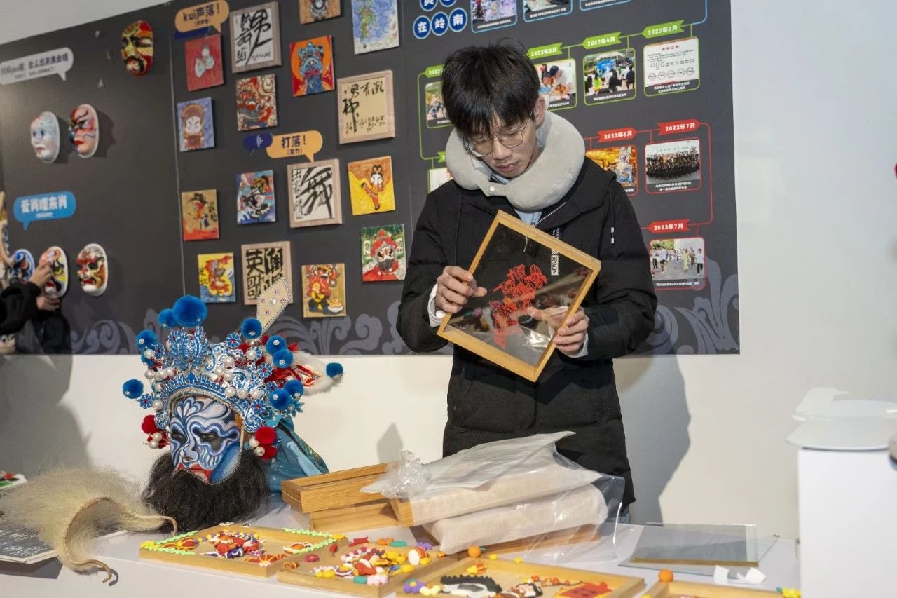 洪槟带领团队设计的英歌舞文创产品。通讯员供图 洪槟带领团队设计的英歌舞文创产品。通讯员供图