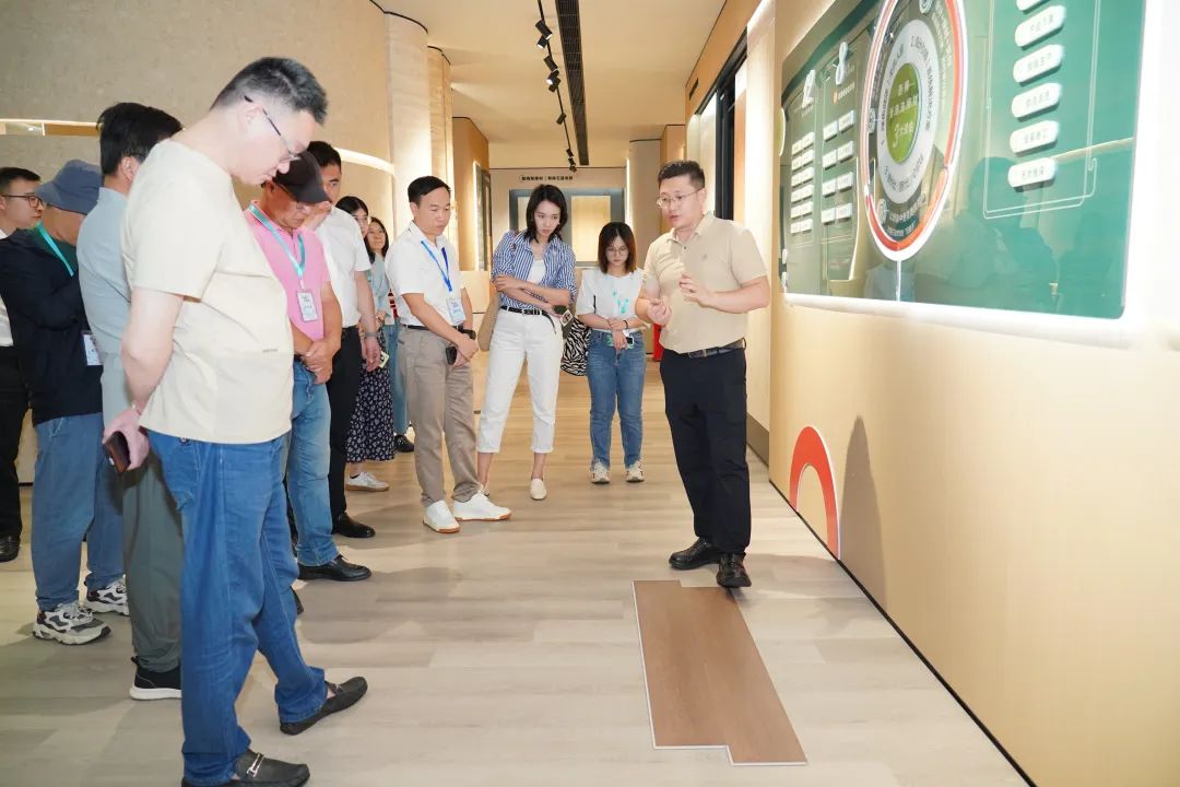 全国网媒达人参观新明珠集团展厅。