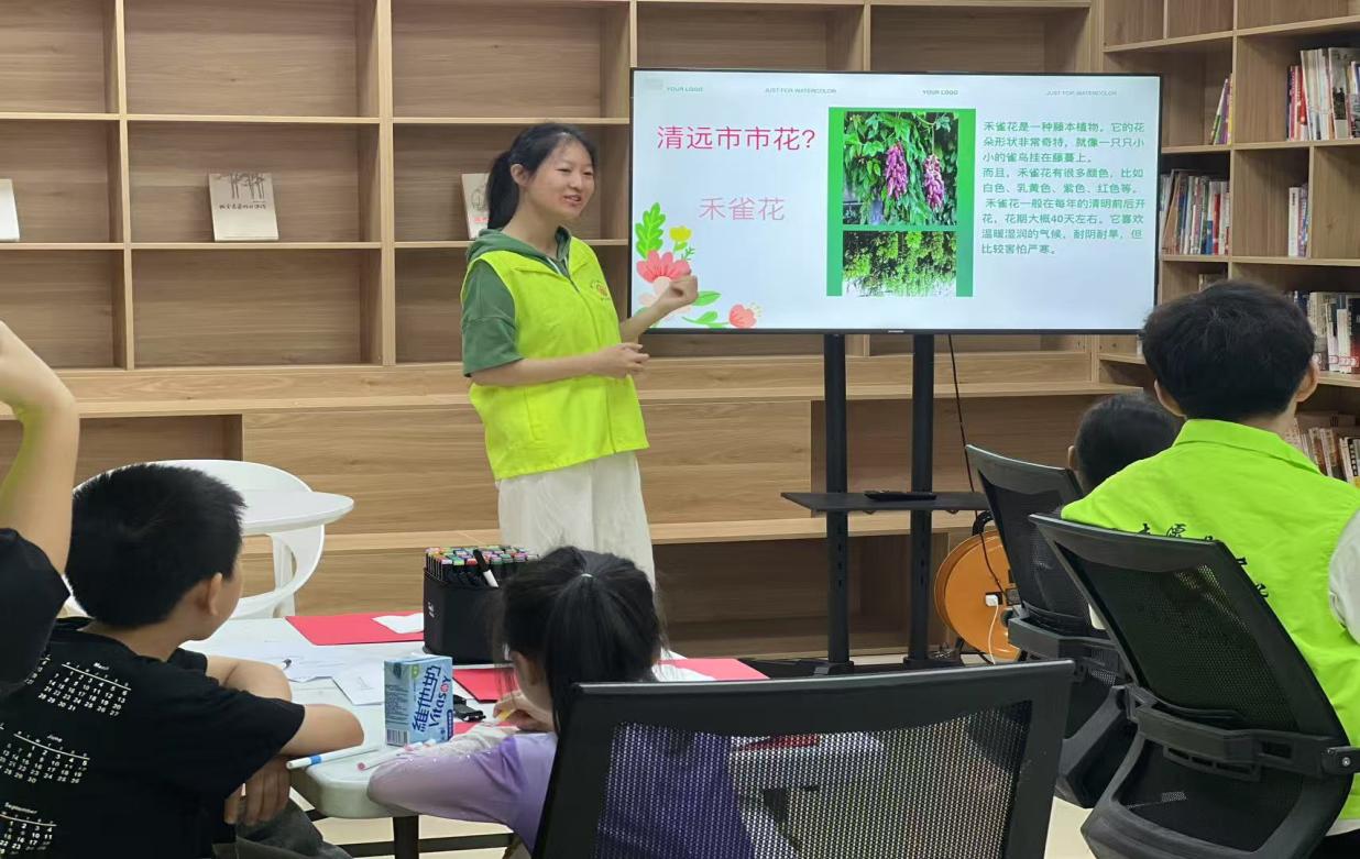 志愿者介绍清远市花禾雀花。通讯员供图