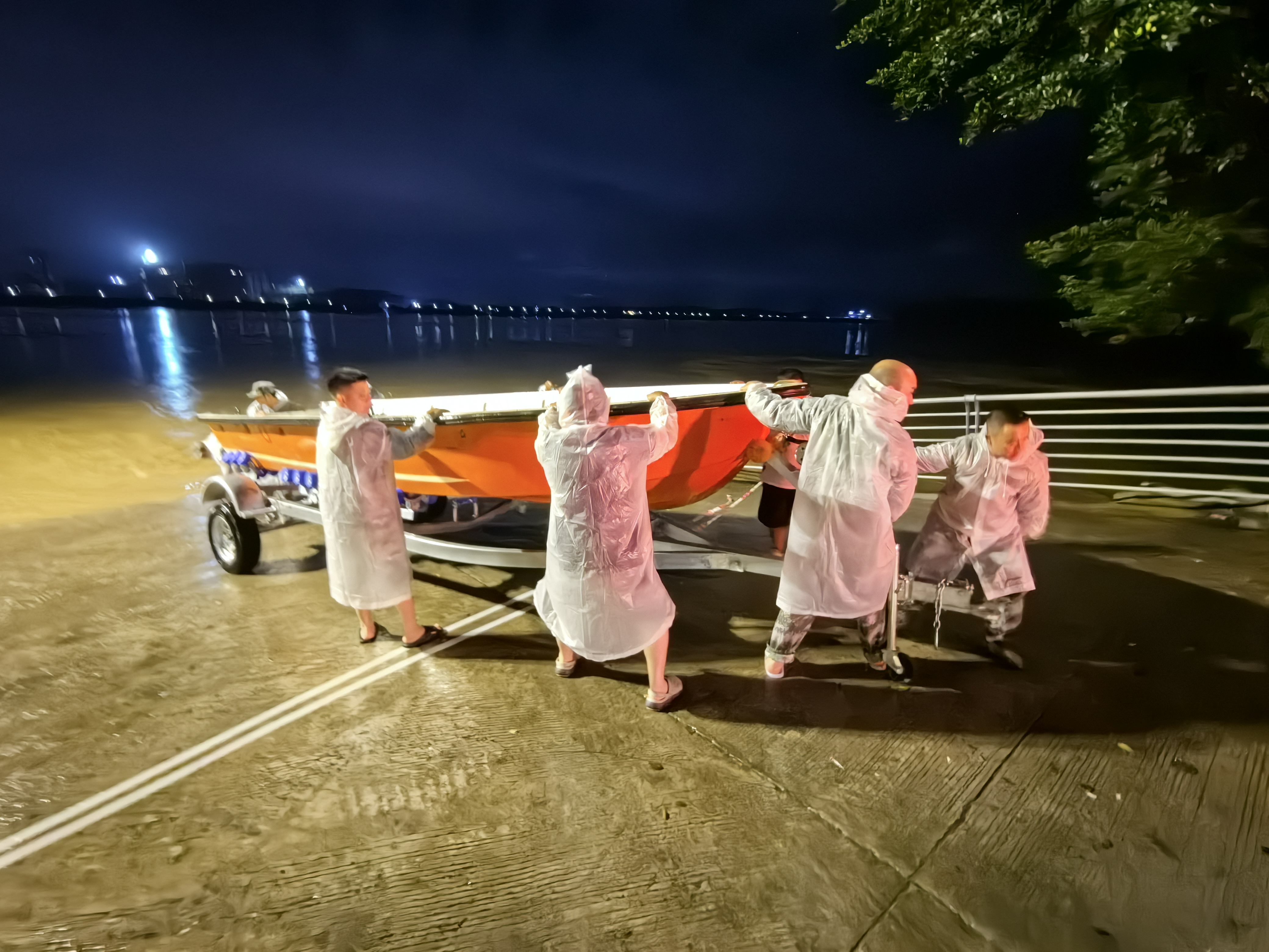 2025年6月16日晚，洲心轻舟分队队员在准备应急装备。通讯员供图