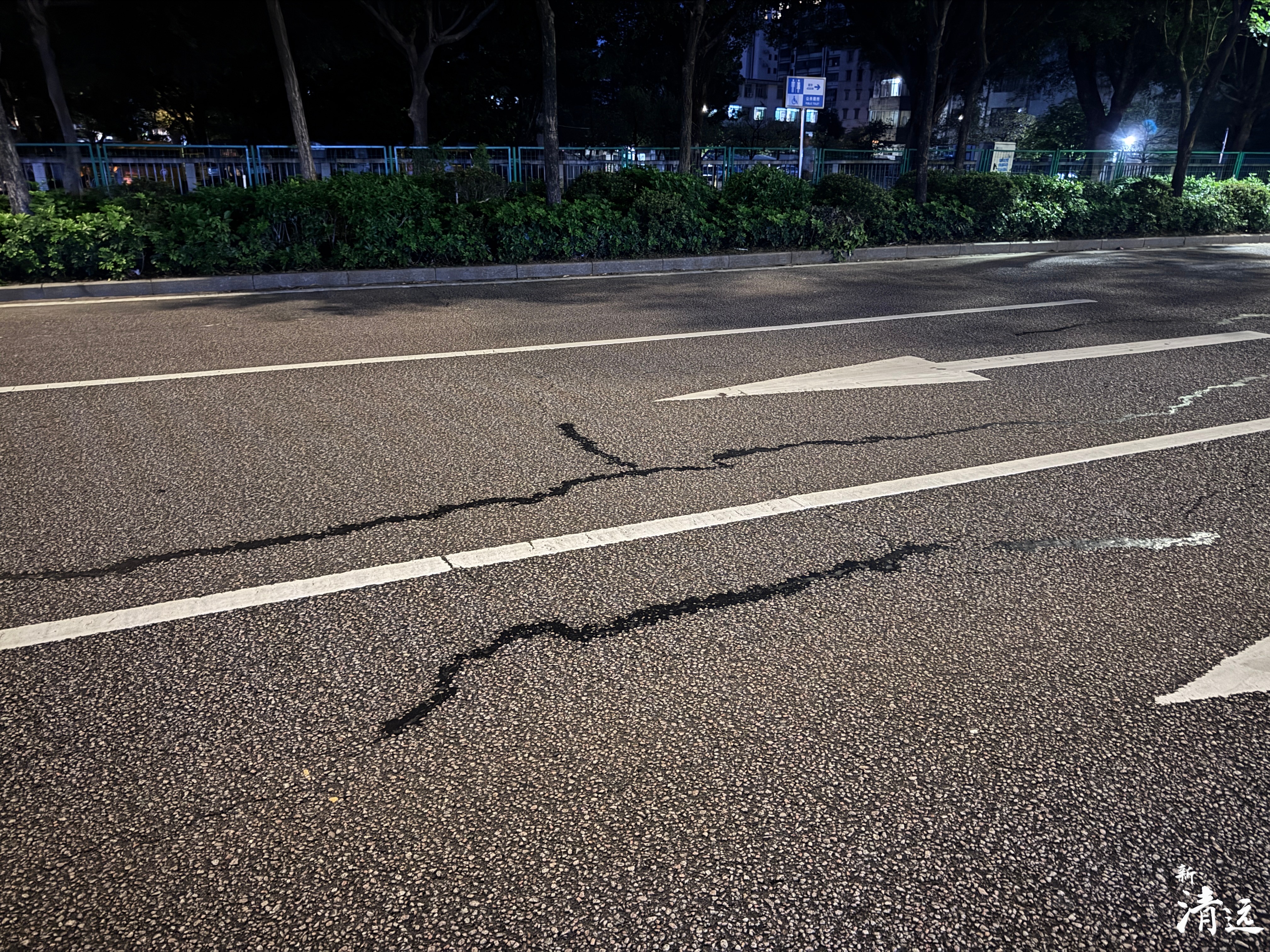 清城区东城大道培英学校道路裂缝实为沥青。清远日报记者拍摄图片