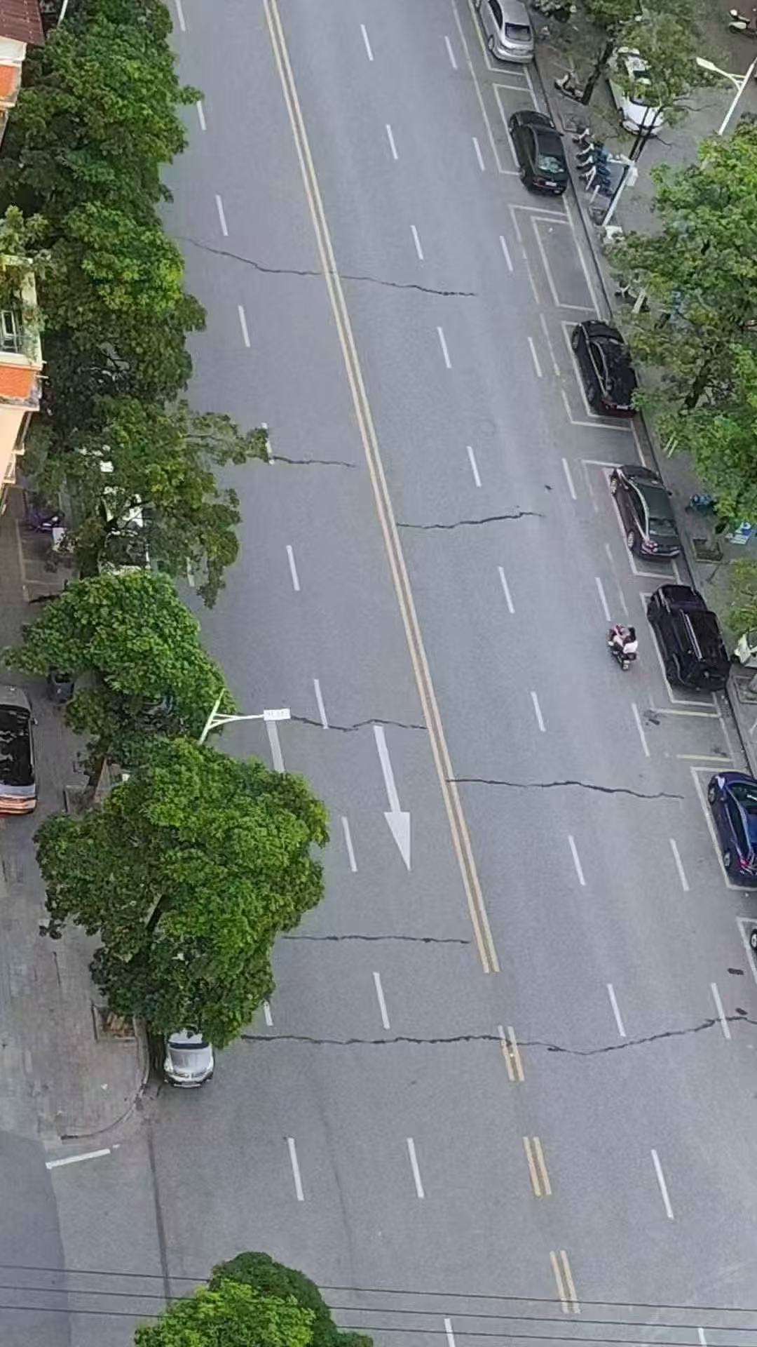 城北三路路段裂缝为沥青。网络图片