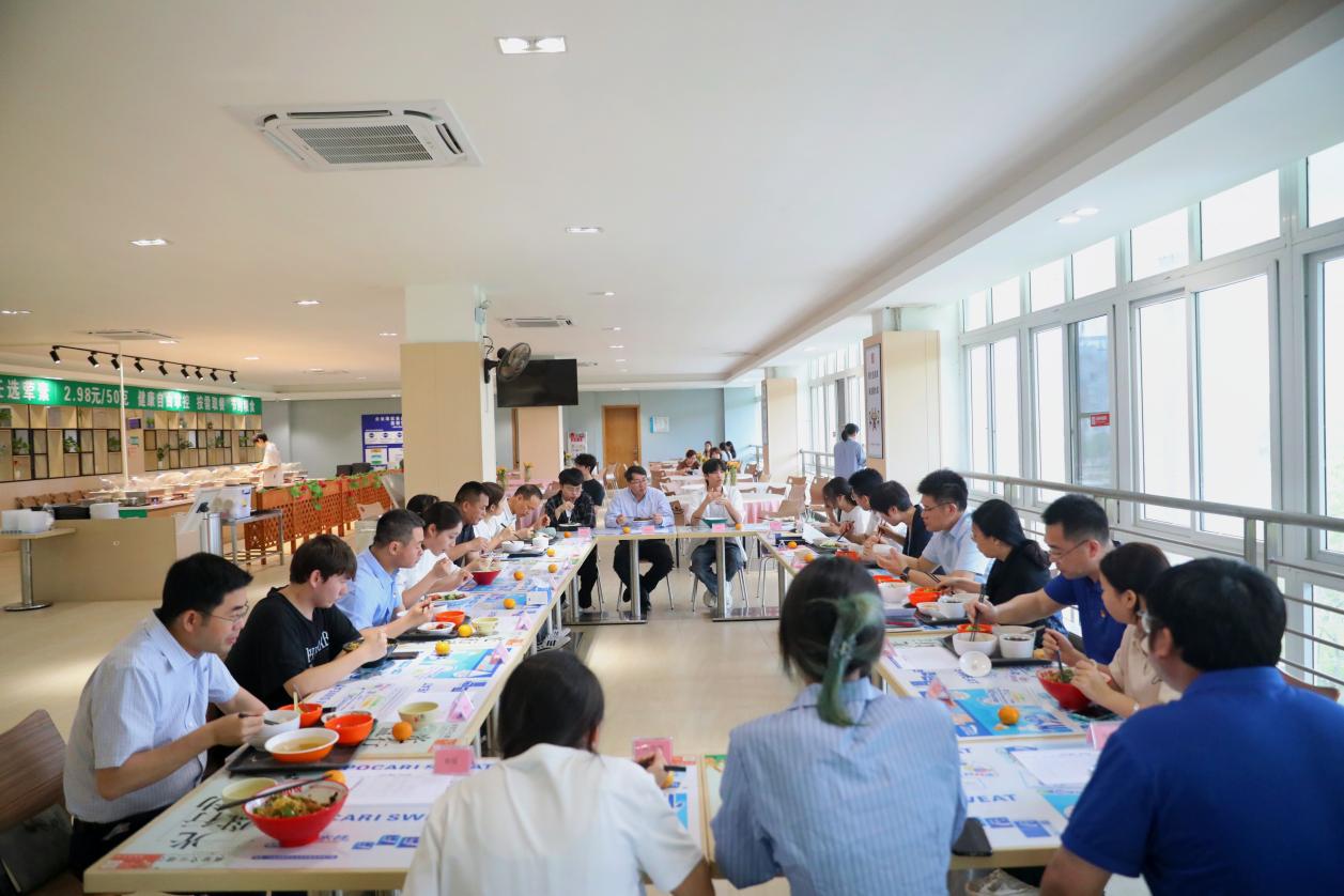 该校党委举办“书记午餐会”与学生代表面对面交流。通讯员供图