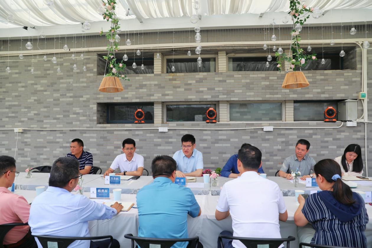 该校党委开展“校长有约”活动倾听教职工心声。通讯员供图