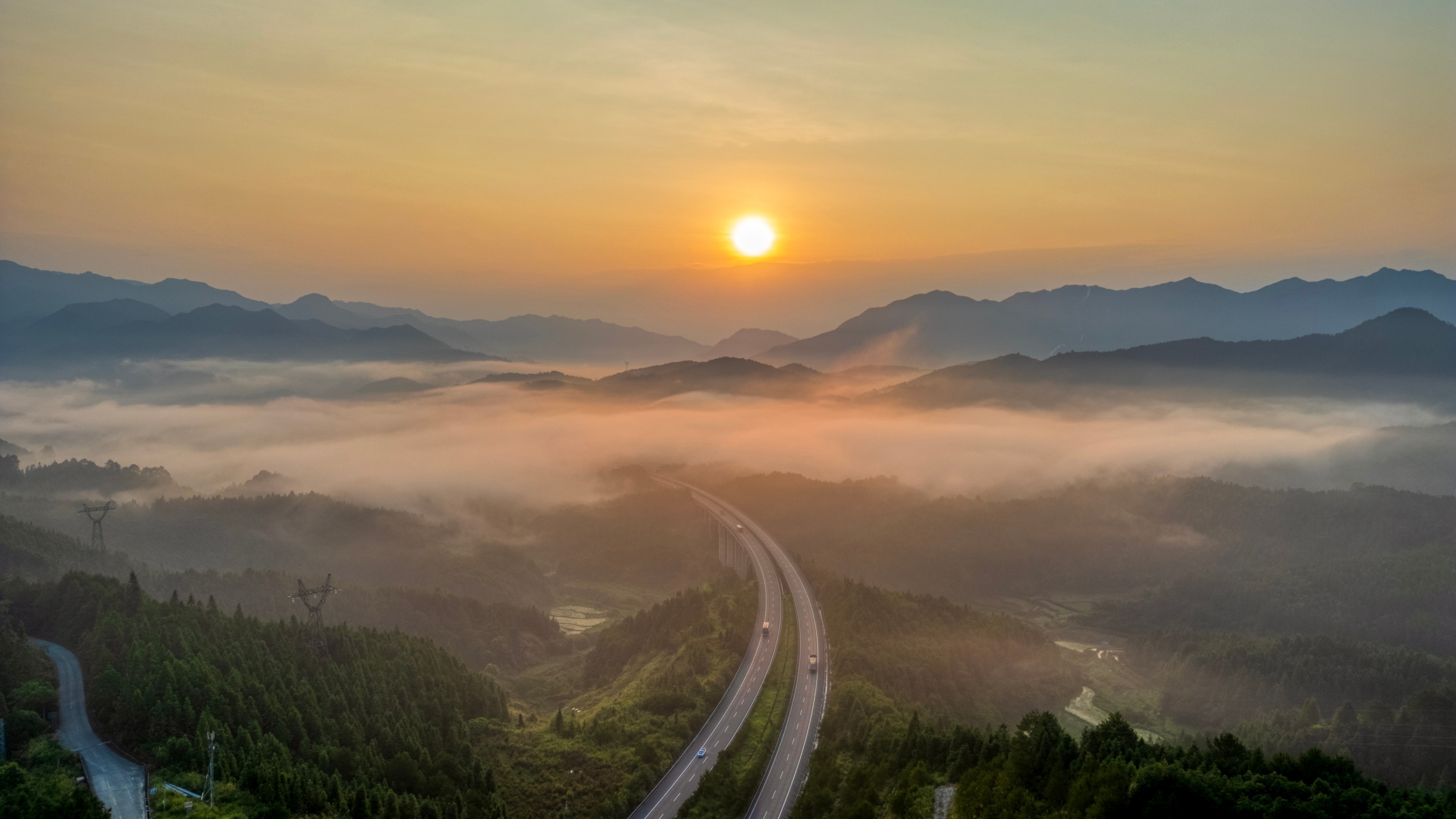 2025年7月5日清晨,连山壮族瑶族自治县太保镇云海日出。清远日报签约摄影师 王华 摄 2025年7月5日清晨,连山壮族瑶族自治县太保镇云海日出。清远日报签约摄影师 王华 摄