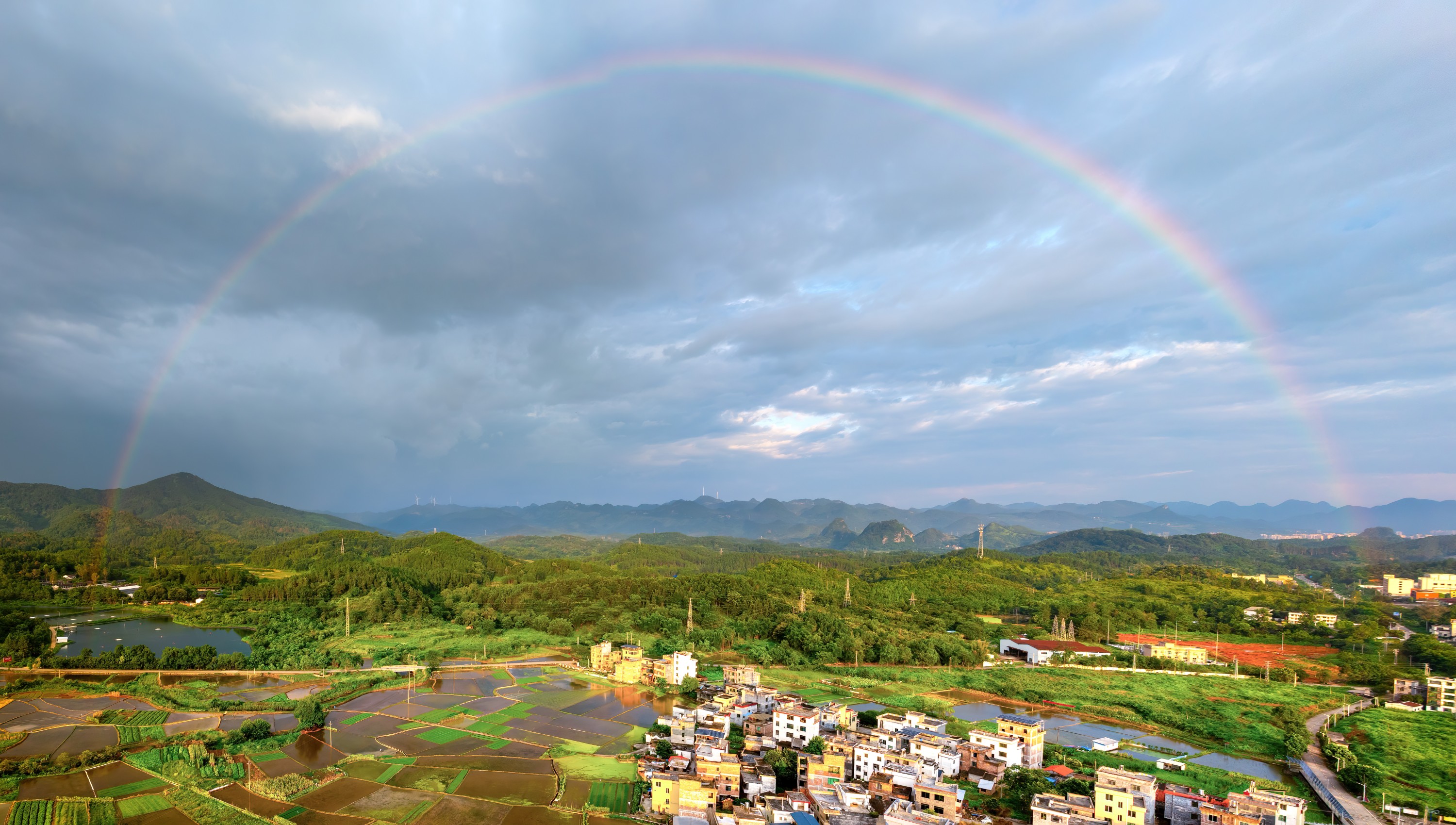 2025年7月10日,连州市保安镇雨后彩虹。清远日报签约摄影师 杜建芬 摄 2025年7月10日,连州市保安镇雨后彩虹。清远日报签约摄影师 杜建芬 摄
