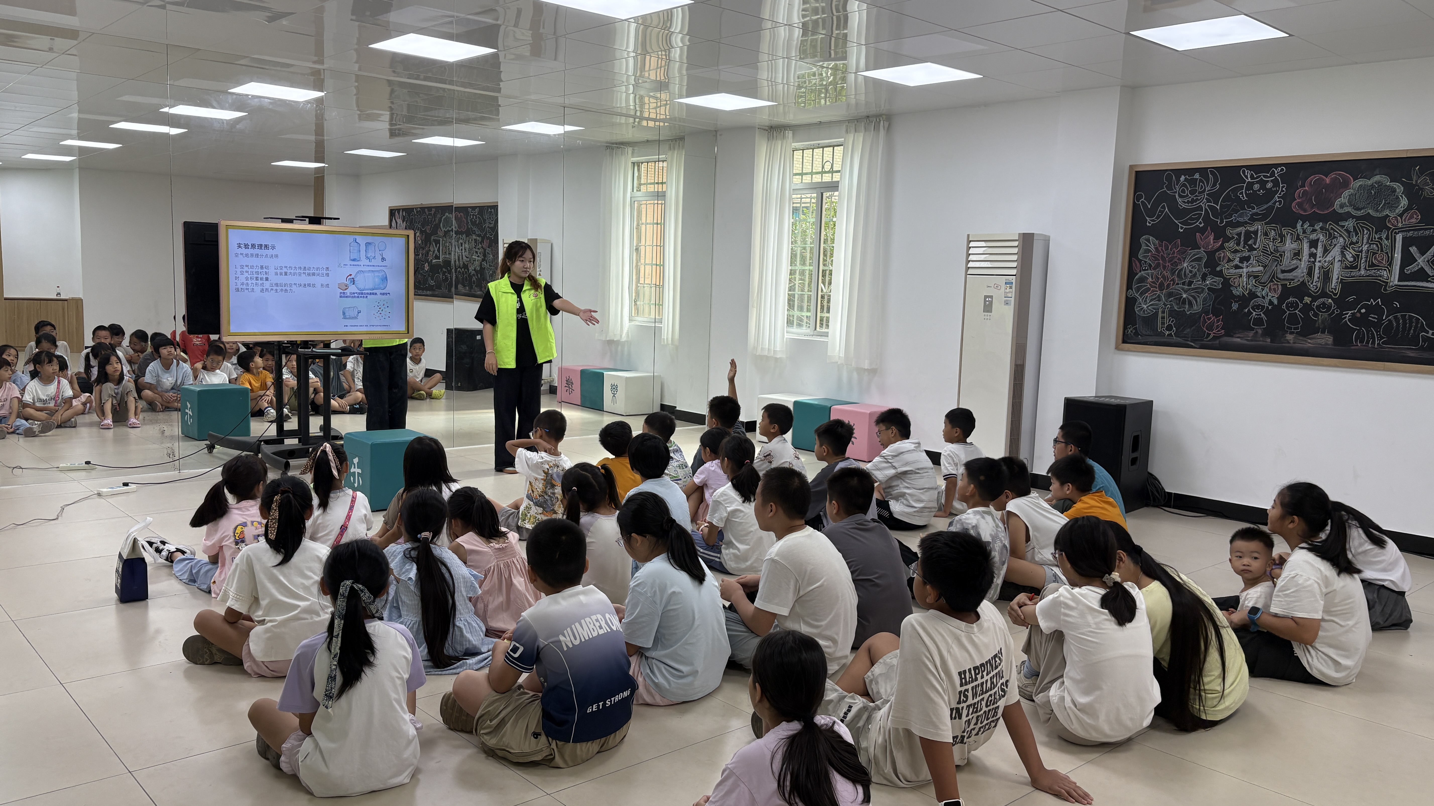 大学生志愿者向社区青少年讲解“无敌空气炮”实验原理。通讯员供图
