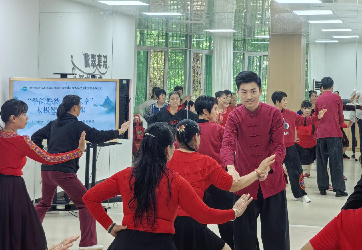 甘小华老师（右）正在耐心指导翠湖社区老人调整太极拳动作。通讯员供图