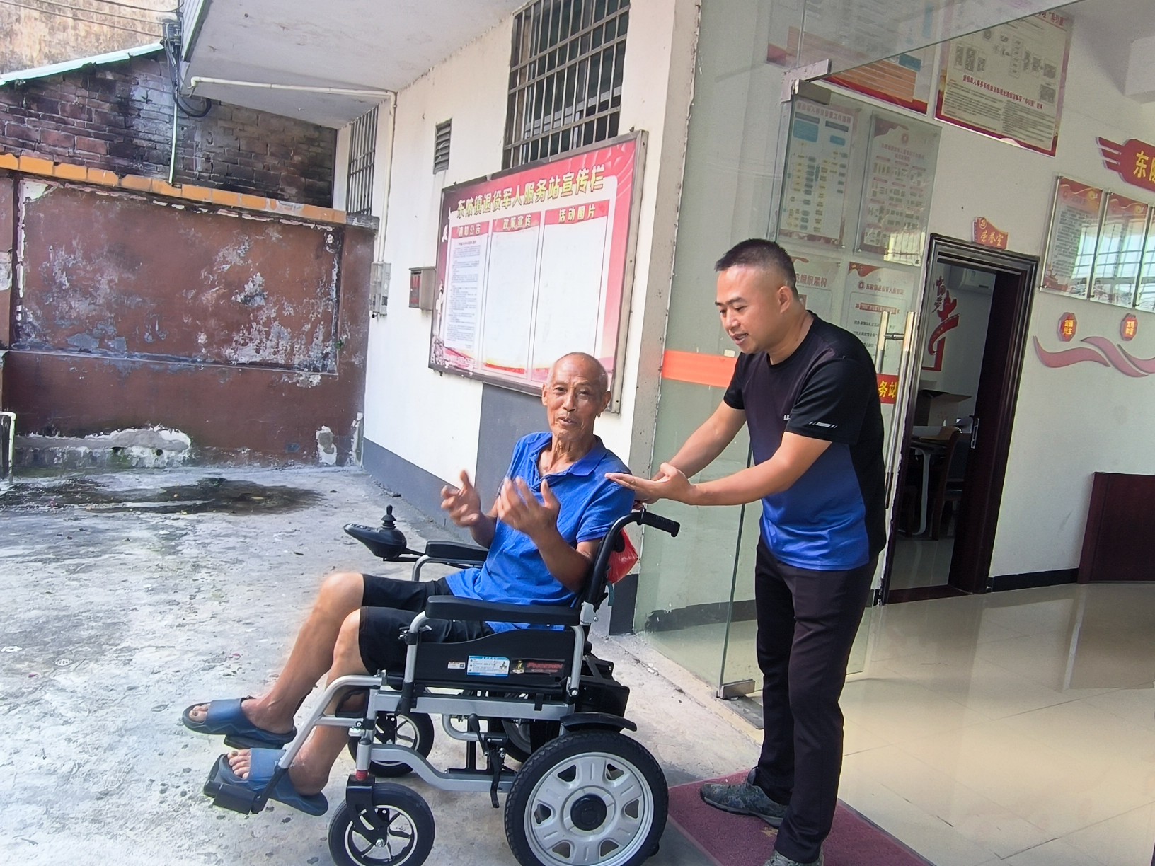 胡升业送行动不便的老兵。通讯员供图 胡升业送行动不便的老兵。通讯员供图