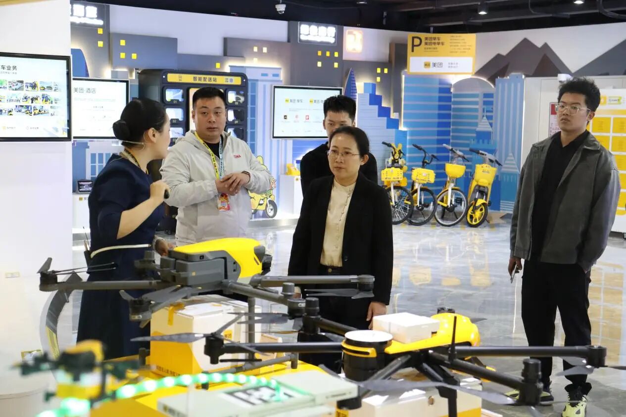 校方一行参观美团深圳指挥中心展厅。通讯员供图 校方一行参观美团深圳指挥中心展厅。通讯员供图