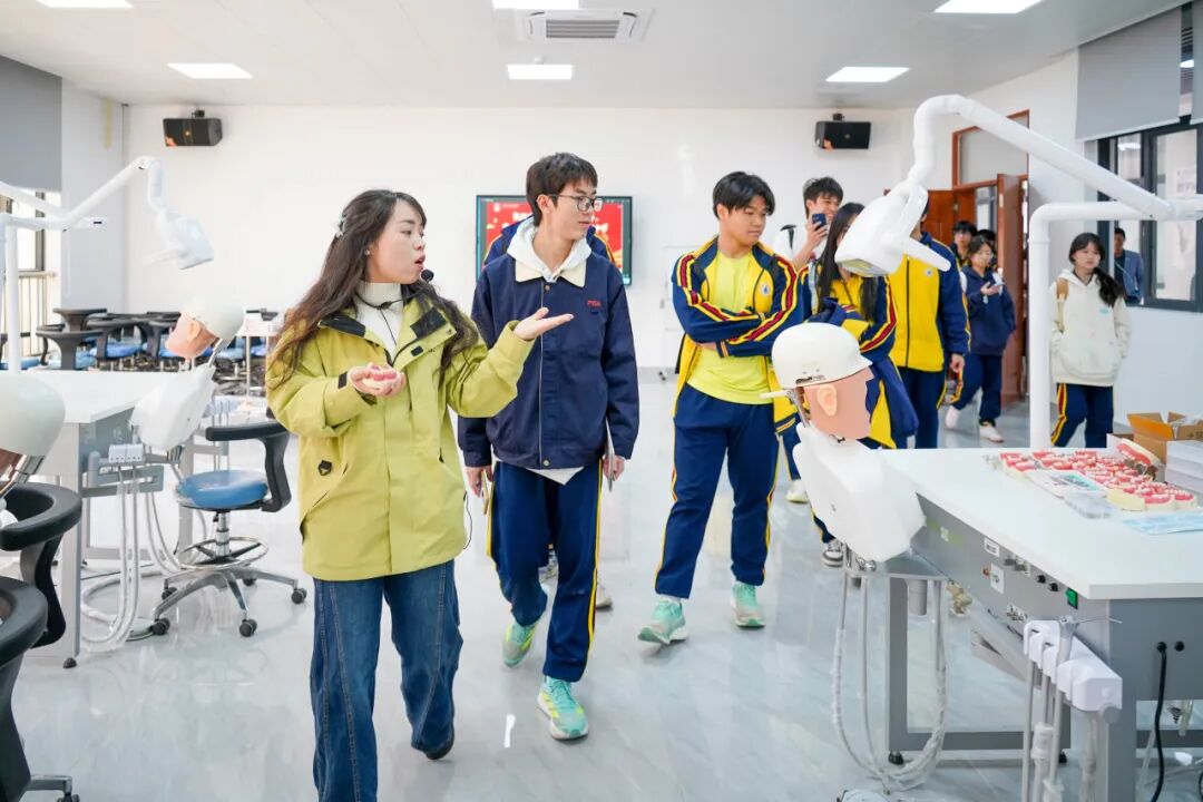 在医学应用技术学院实训室,专业老师现场为同学们讲解课程。通讯员供图 在医学应用技术学院实训室,专业老师现场为同学们讲解课程。通讯员供图