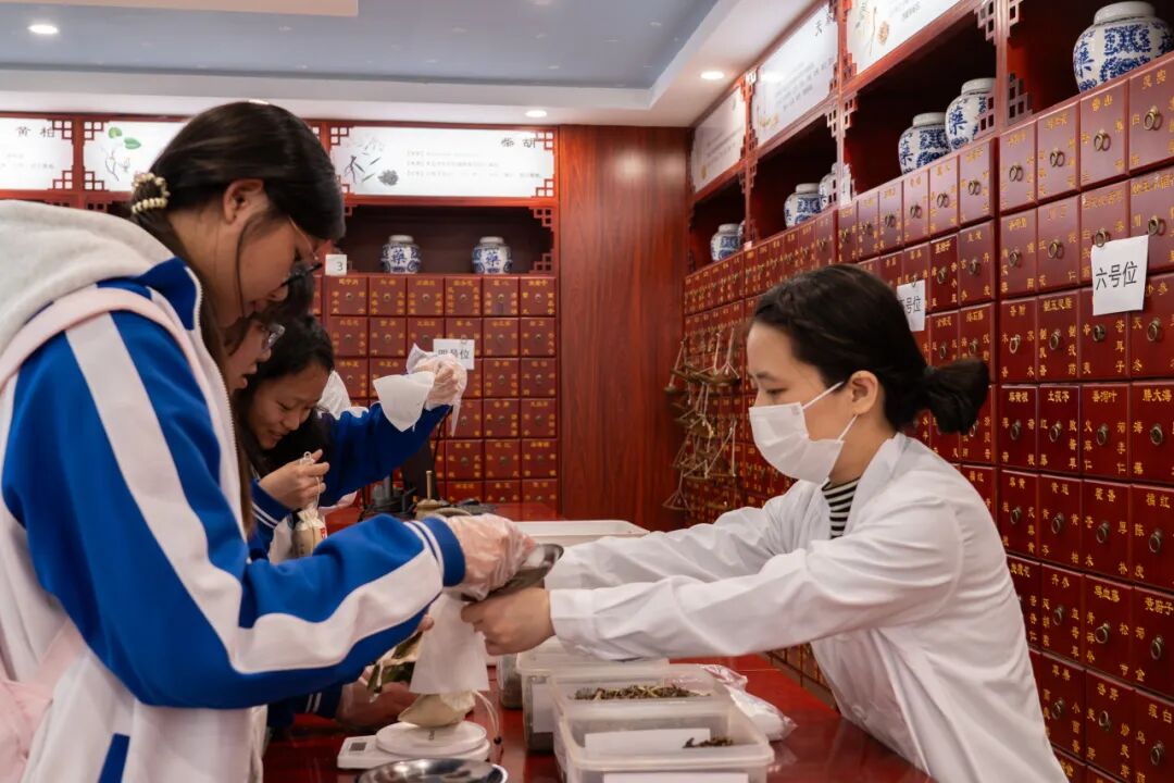 在药学楼中药标本馆,同学们辨认草药、感知本草魅力,领悟中医药文化的博大精深。通讯员供图 在药学楼中药标本馆,同学们辨认草药、感知本草魅力,领悟中医药文化的博大精深。通讯员供图