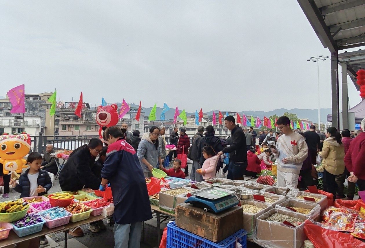 顾客正在购买年货。通讯员供图