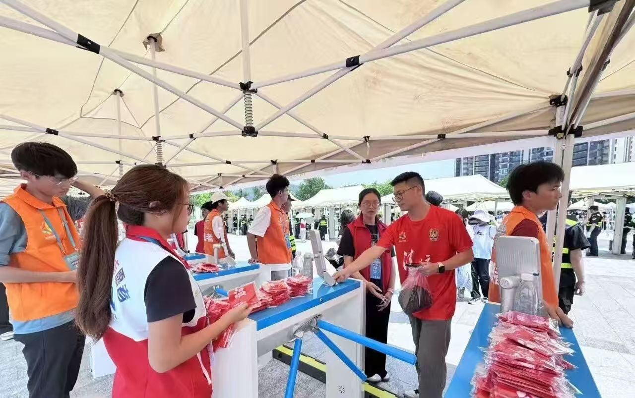 志愿者们协助入场检票工作。通讯员供图 志愿者们协助入场检票工作。通讯员供图