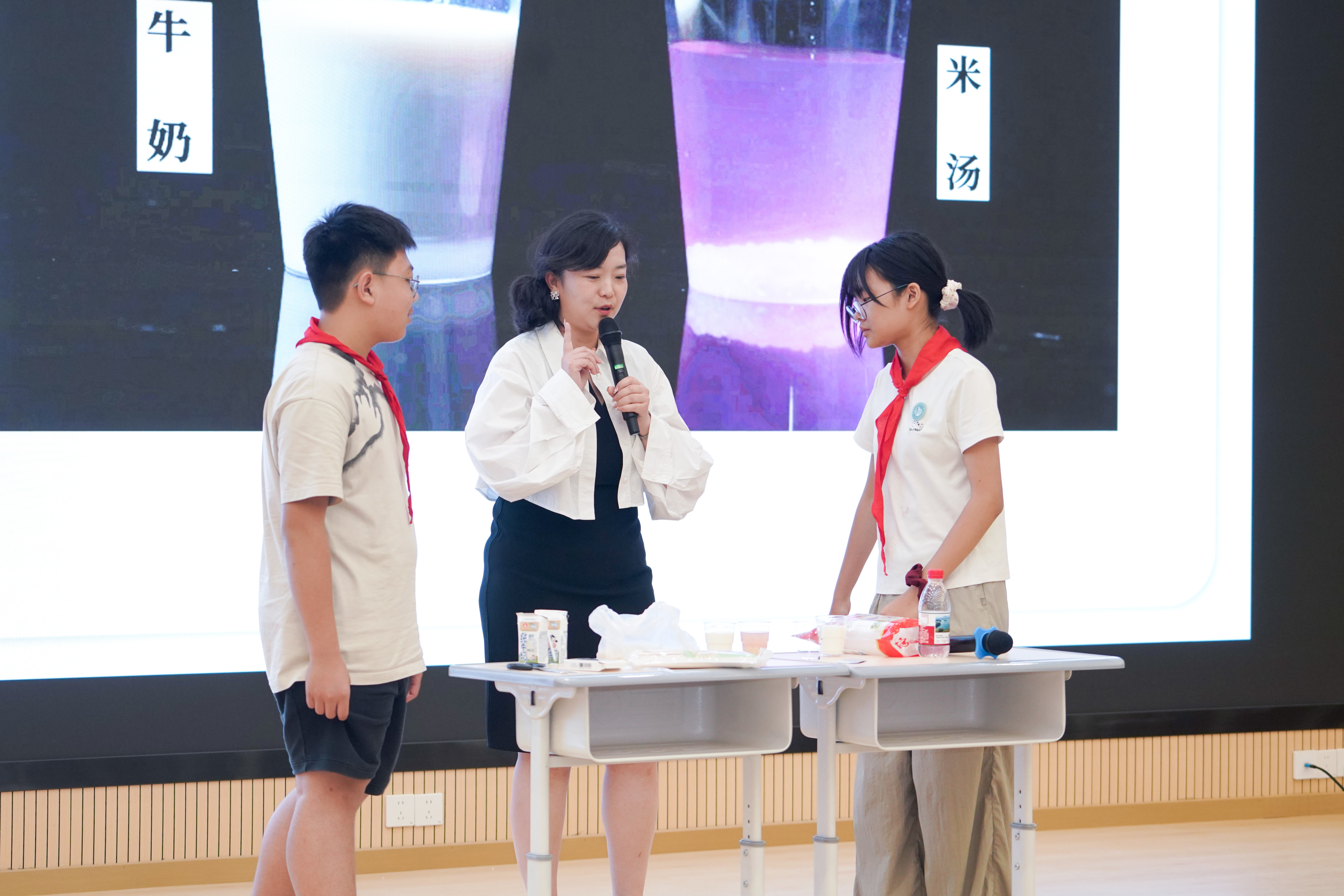 博士邵丹青邀请学生上台做小实验。清远日报记者 刘淑芳 摄 博士邵丹青邀请学生上台做小实验。清远日报记者 刘淑芳 摄