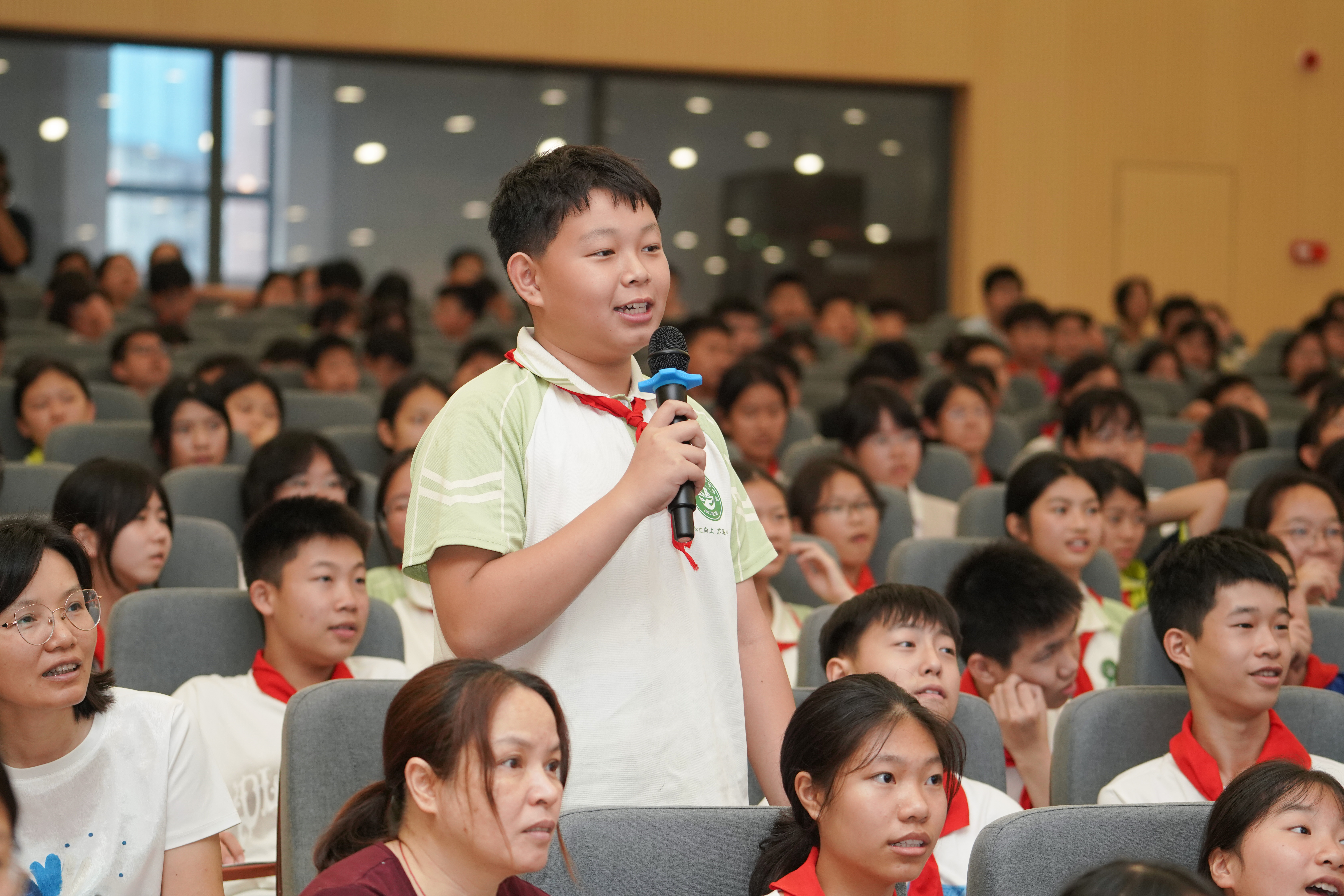 活动中,清远一中松苏岭中学学生积极回答问题。清远日报记者 刘淑芳 摄 活动中,清远一中松苏岭中学学生积极回答问题。清远日报记者 刘淑芳 摄