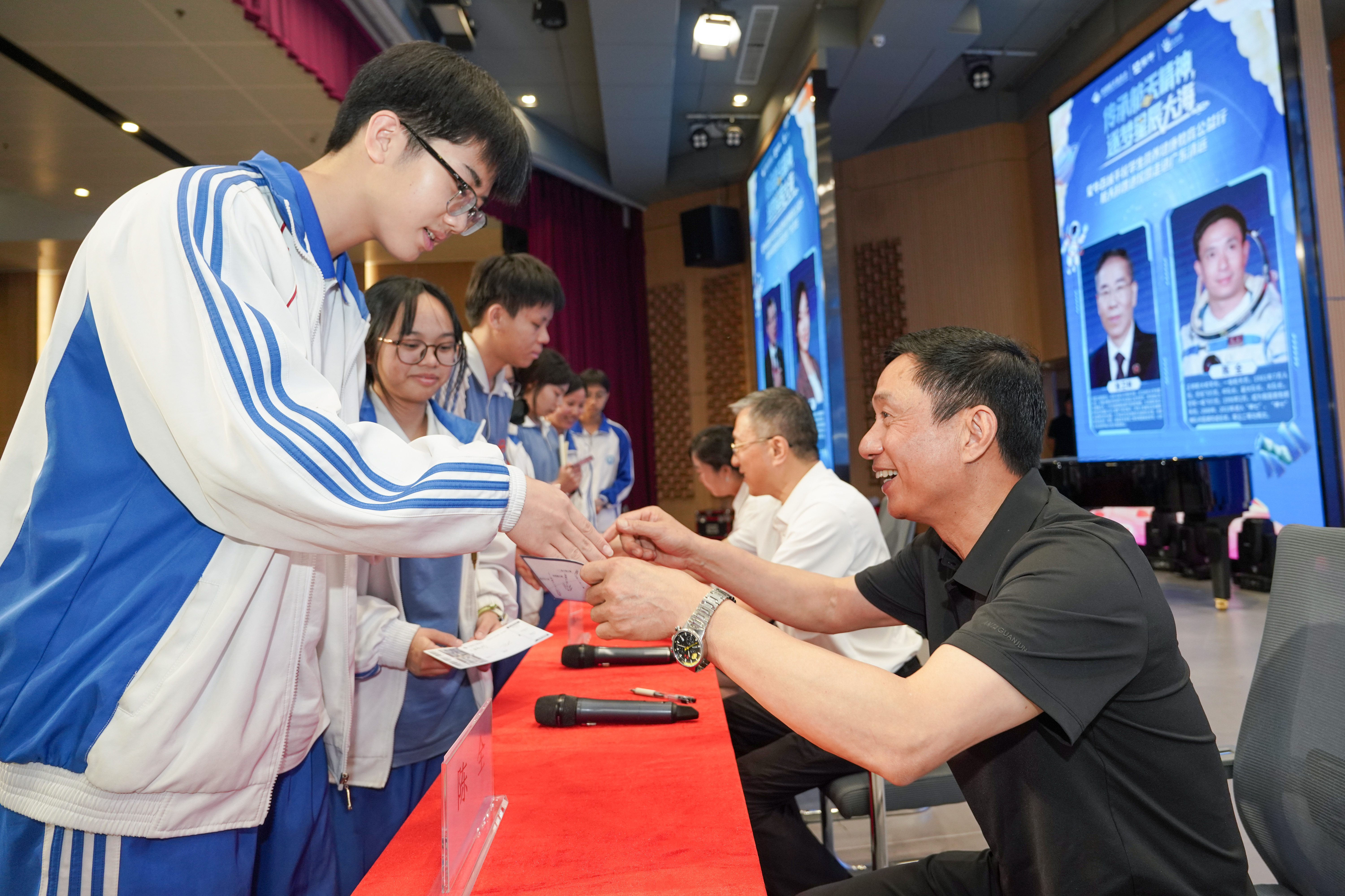 航天科普活动结束后,院士专家为学生签名。清远日报记者 刘淑芳 摄 航天科普活动结束后,院士专家为学生签名。清远日报记者 刘淑芳 摄