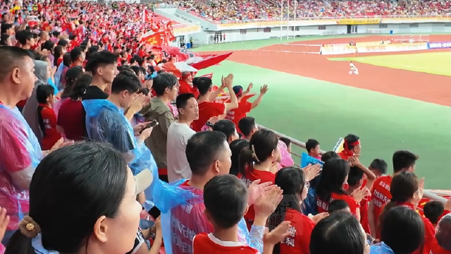 2万多人挤爆现场，粤超清远主场氛围太火爆了 | 城市推介官：韦其安