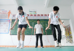 学习身边榜样|三十载坚守山村教坛,他用一根跳绳牵起大山孩子世界梦想