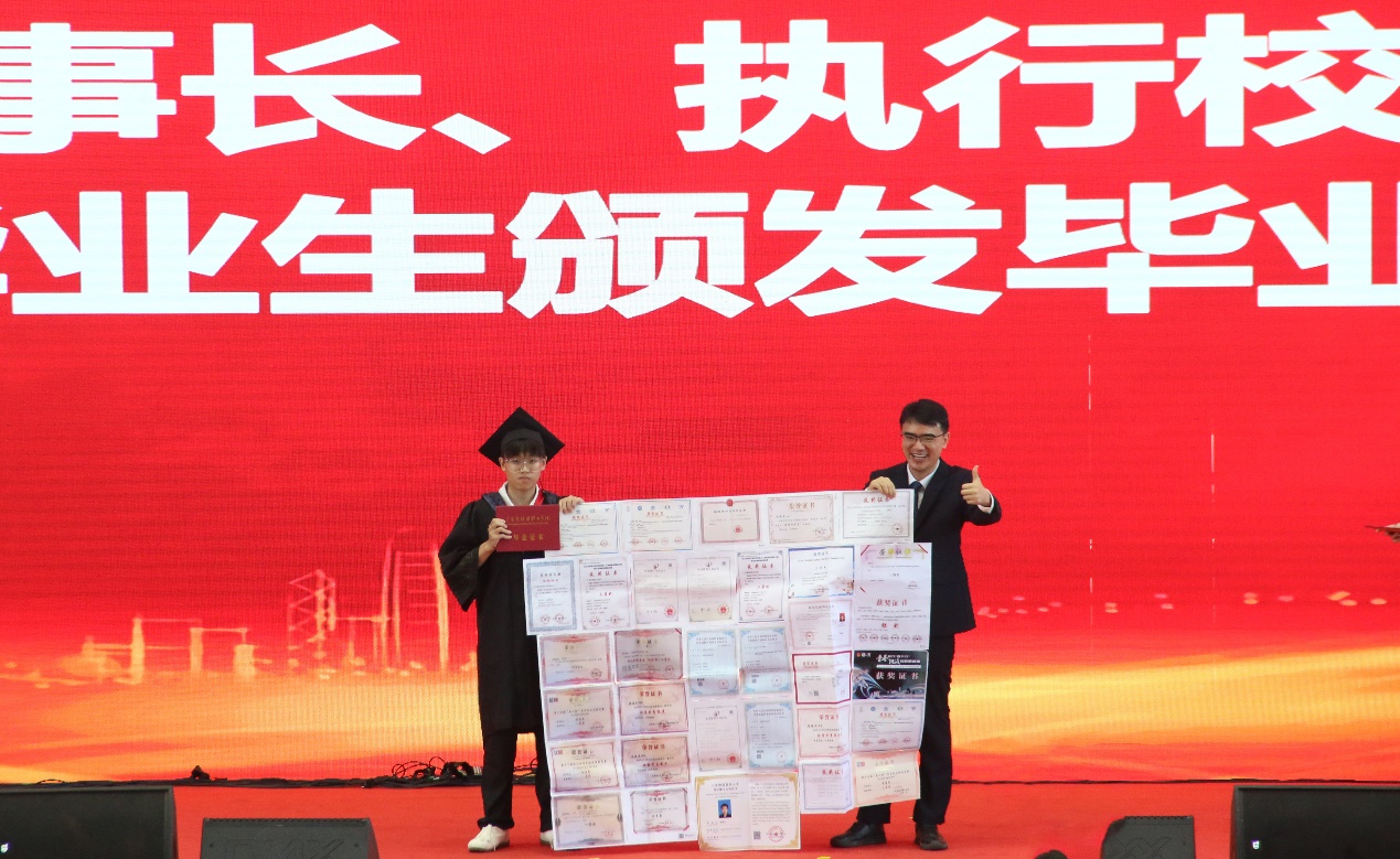 陈俊杰在毕业典礼上展示求学期间获奖证书。通讯员供图 陈俊杰在毕业典礼上展示求学期间获奖证书。通讯员供图