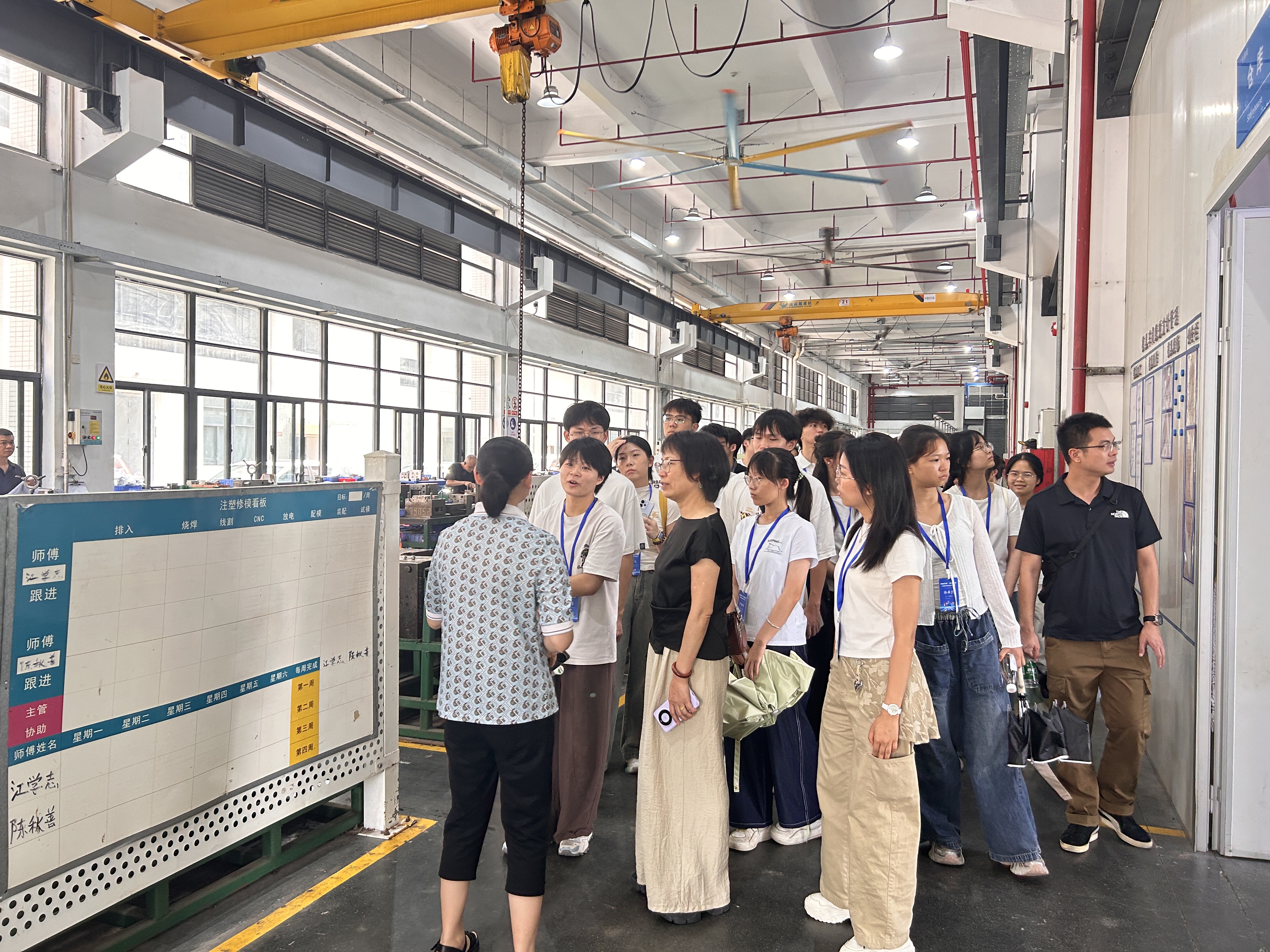 学生参观广东赛肯户外器械有限公司。清远日报记者 张彩霞 摄