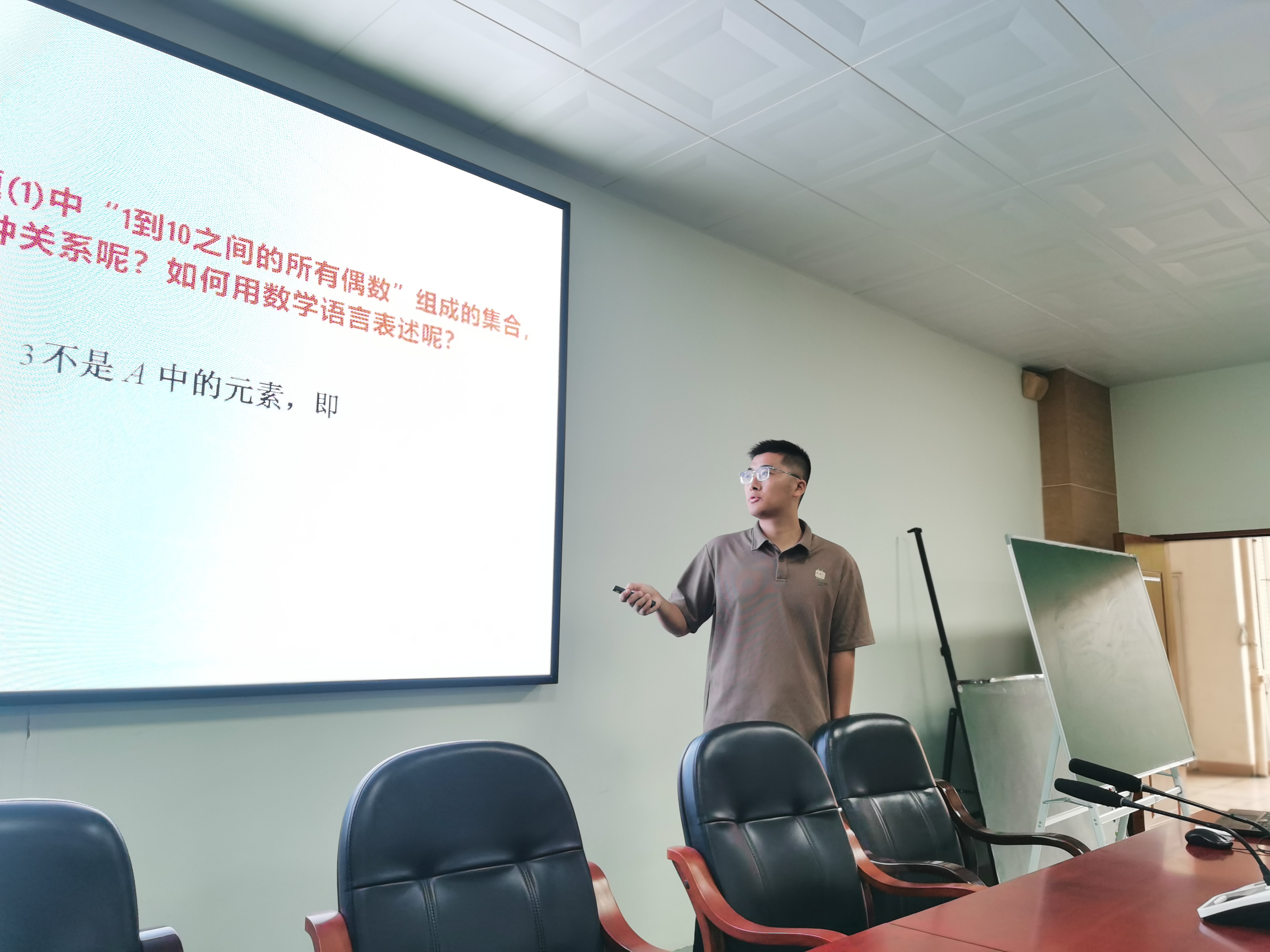 新教师在开展15分钟模拟课堂展示。清远日报记者 钱敏敏 摄