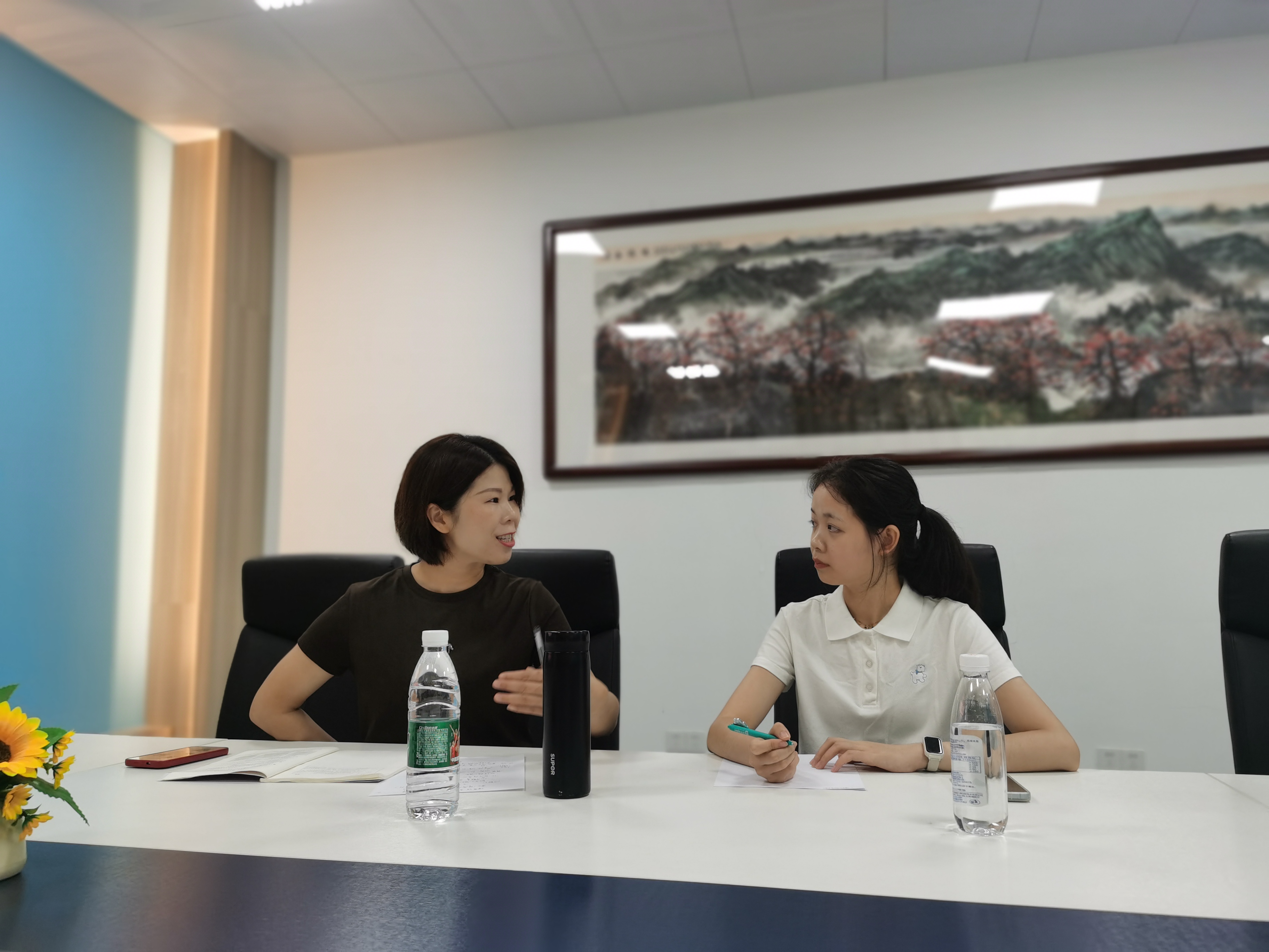 该校骨干教师对新教师进行一对一精准评课。清远日报记者 钱敏敏 摄