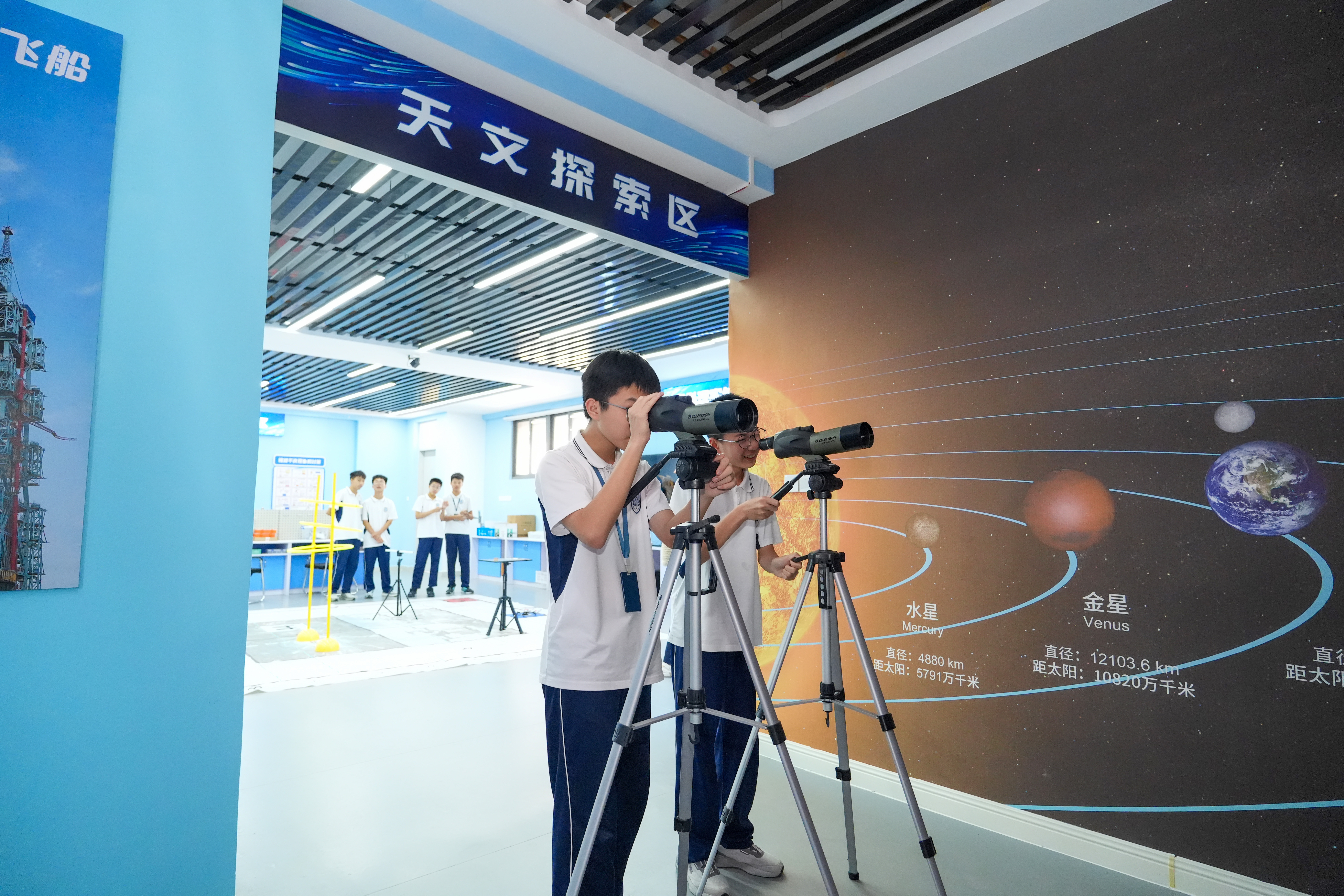 9月17日,华南师范大学附属濠江实验学校,科技创新实验室天文探索区,学生在观测模拟星空。清远日报记者 刘淑芳 摄 9月17日,华南师范大学附属濠江实验学校,科技创新实验室天文探索区,学生在观测模拟星空。清远日报记者 刘淑芳 摄