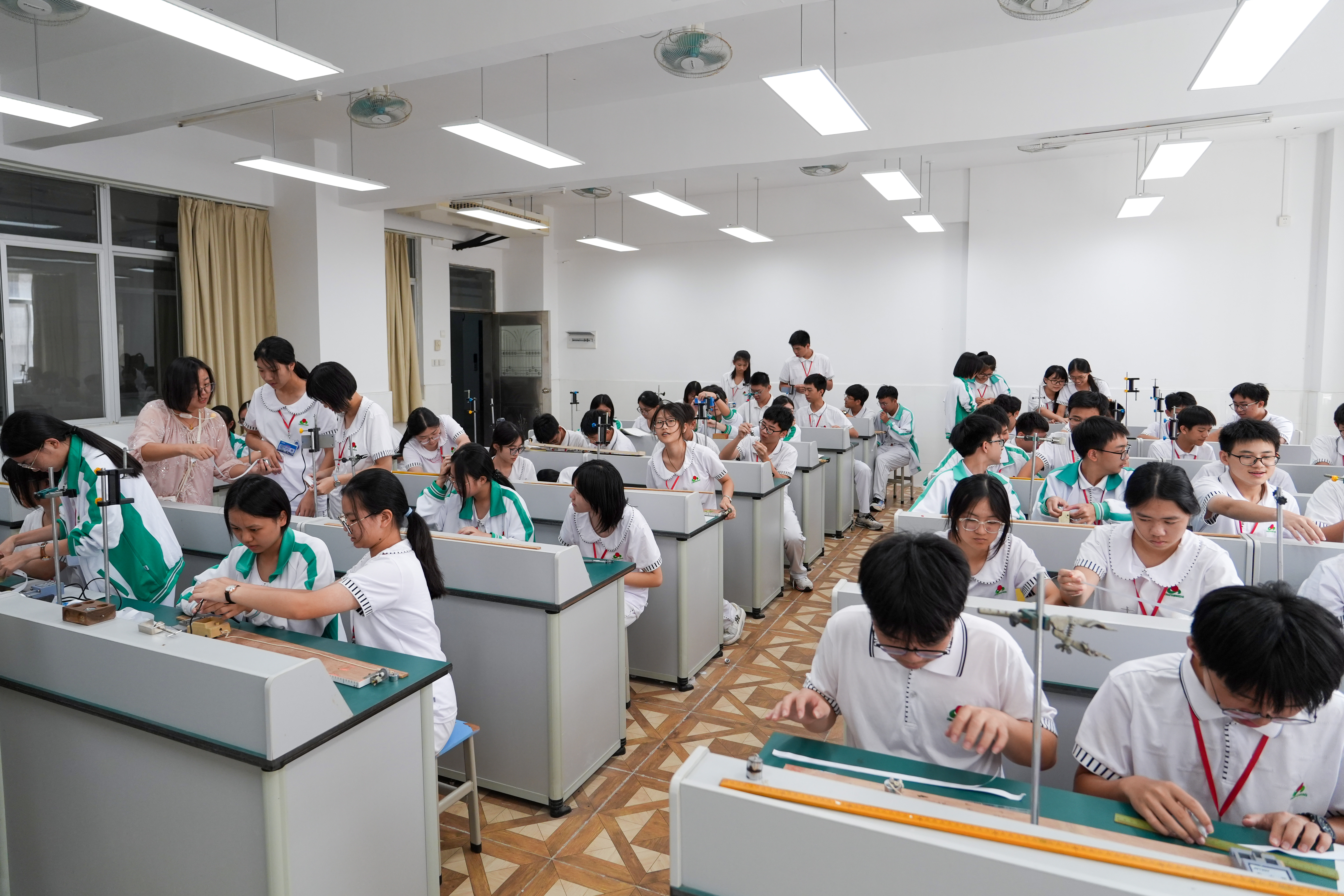 9月18日,汕头市潮阳实验学校,学生在上物理实验课。清远日报记者 刘淑芳 摄 9月18日,汕头市潮阳实验学校,学生在上物理实验课。清远日报记者 刘淑芳 摄