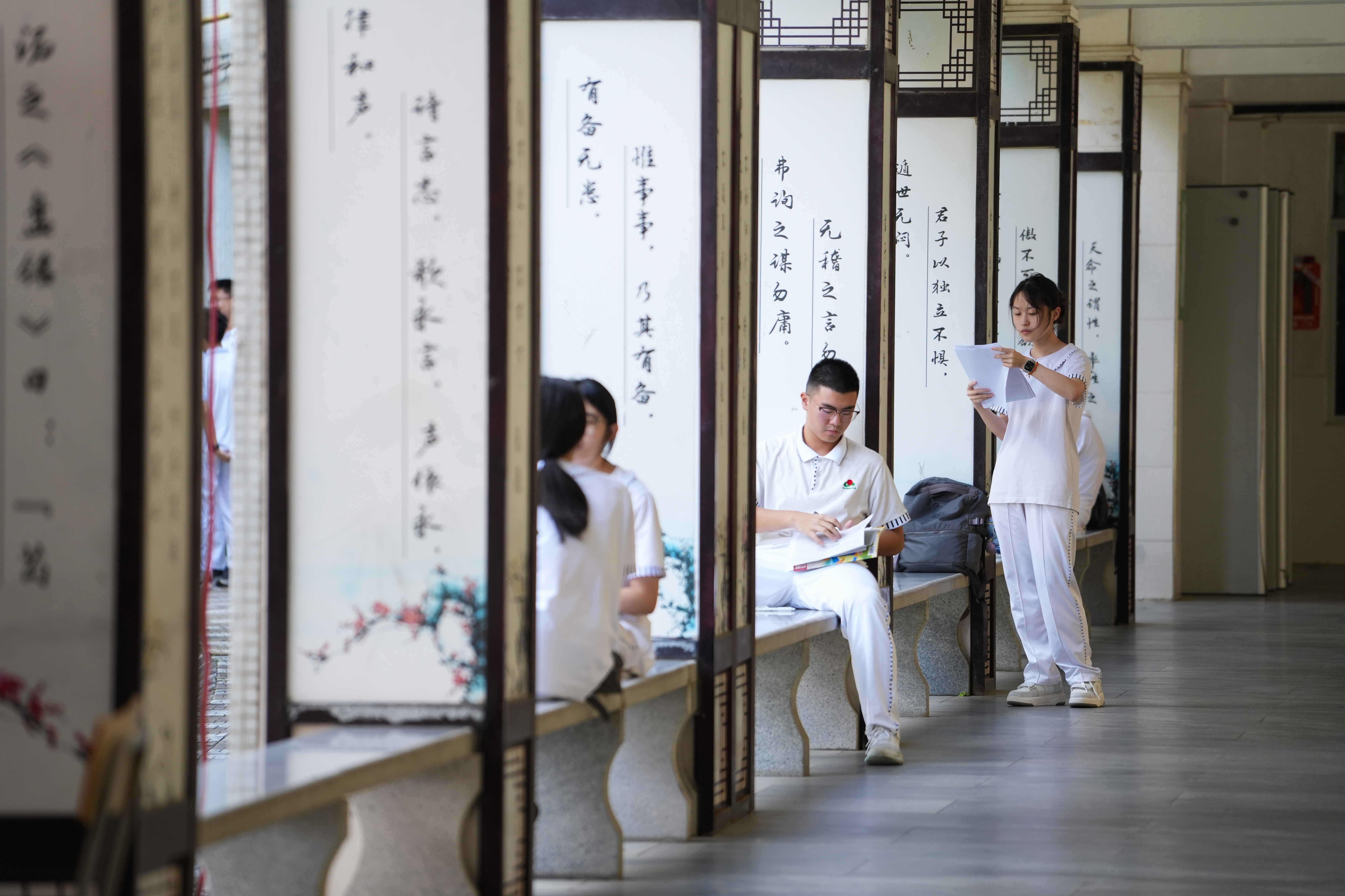 9月18日,汕头市潮阳实验学校,高三教学楼长廊,学生在安静自习。清远日报记者 刘淑芳 摄 9月18日,汕头市潮阳实验学校,高三教学楼长廊,学生在安静自习。清远日报记者 刘淑芳 摄