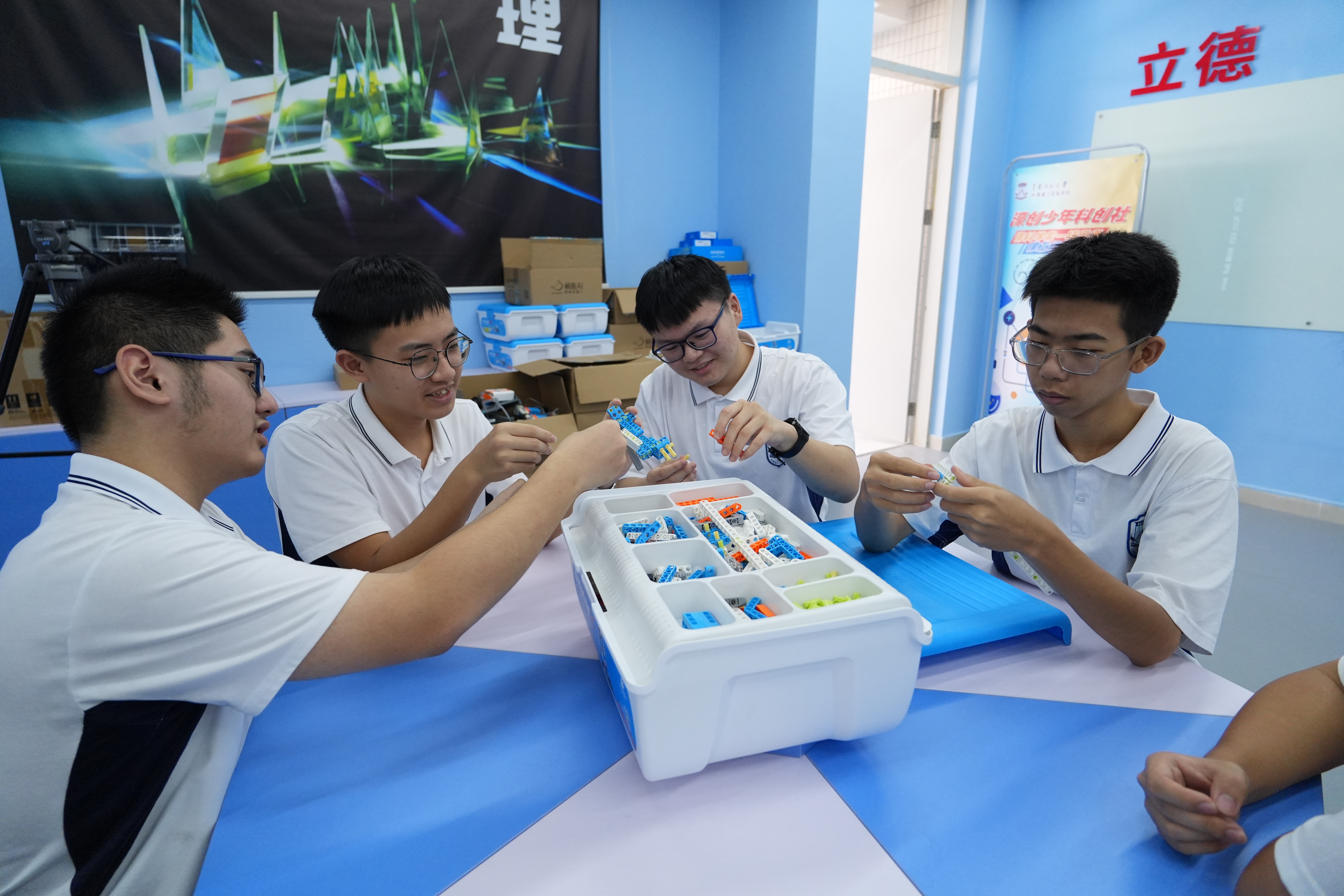 9月17日,华南师范大学附属濠江实验学校科学创新实验室,学生在搭建模型。清远日报记者 刘淑芳 摄 9月17日,华南师范大学附属濠江实验学校科学创新实验室,学生在搭建模型。清远日报记者 刘淑芳 摄