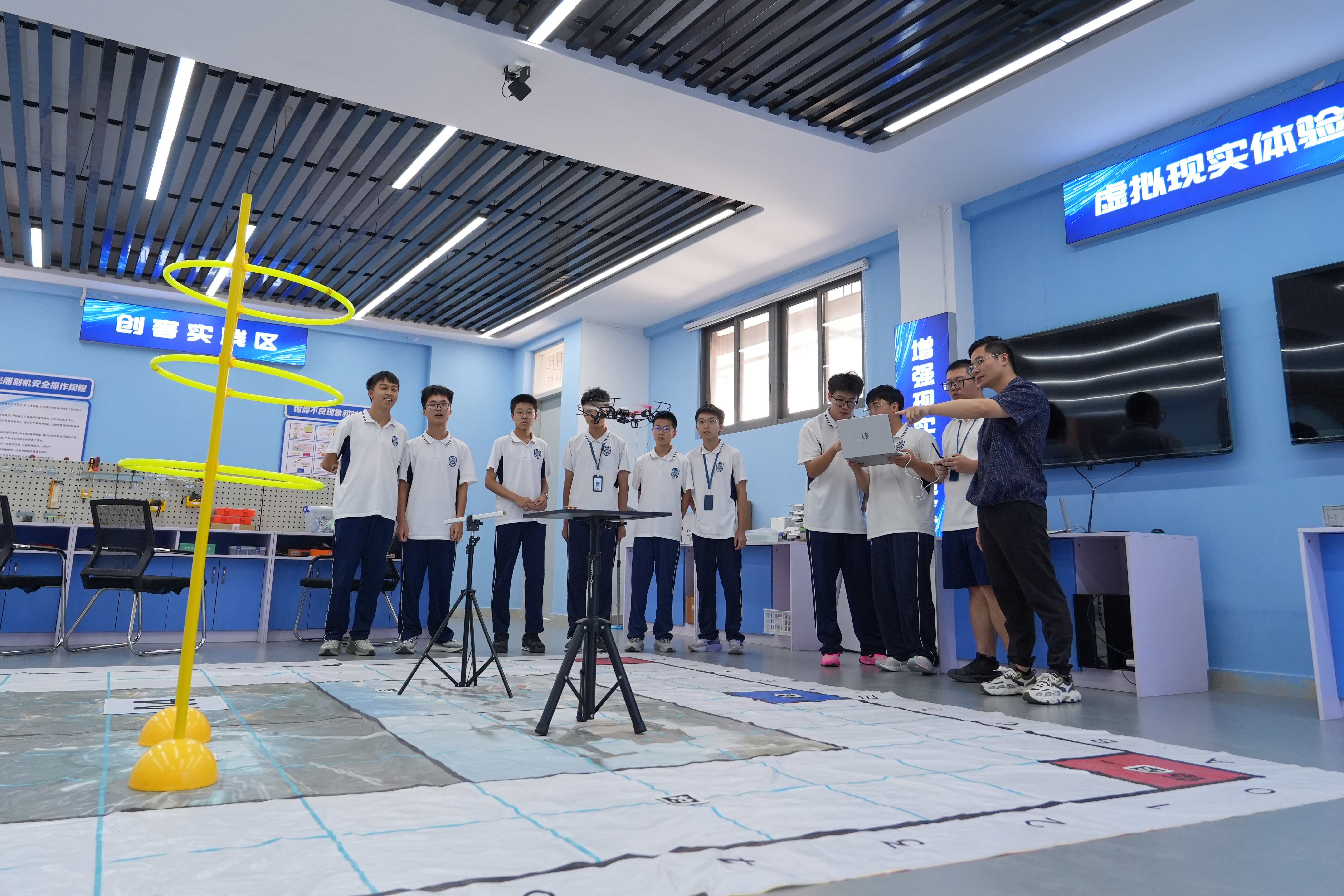 9月17日,华南师范大学附属濠江实验学校科技创新实验室,老师陈旭升在指导学生操控无人机。清远日报记者 刘淑芳 摄 9月17日,华南师范大学附属濠江实验学校科技创新实验室,老师陈旭升在指导学生操控无人机。清远日报记者 刘淑芳 摄