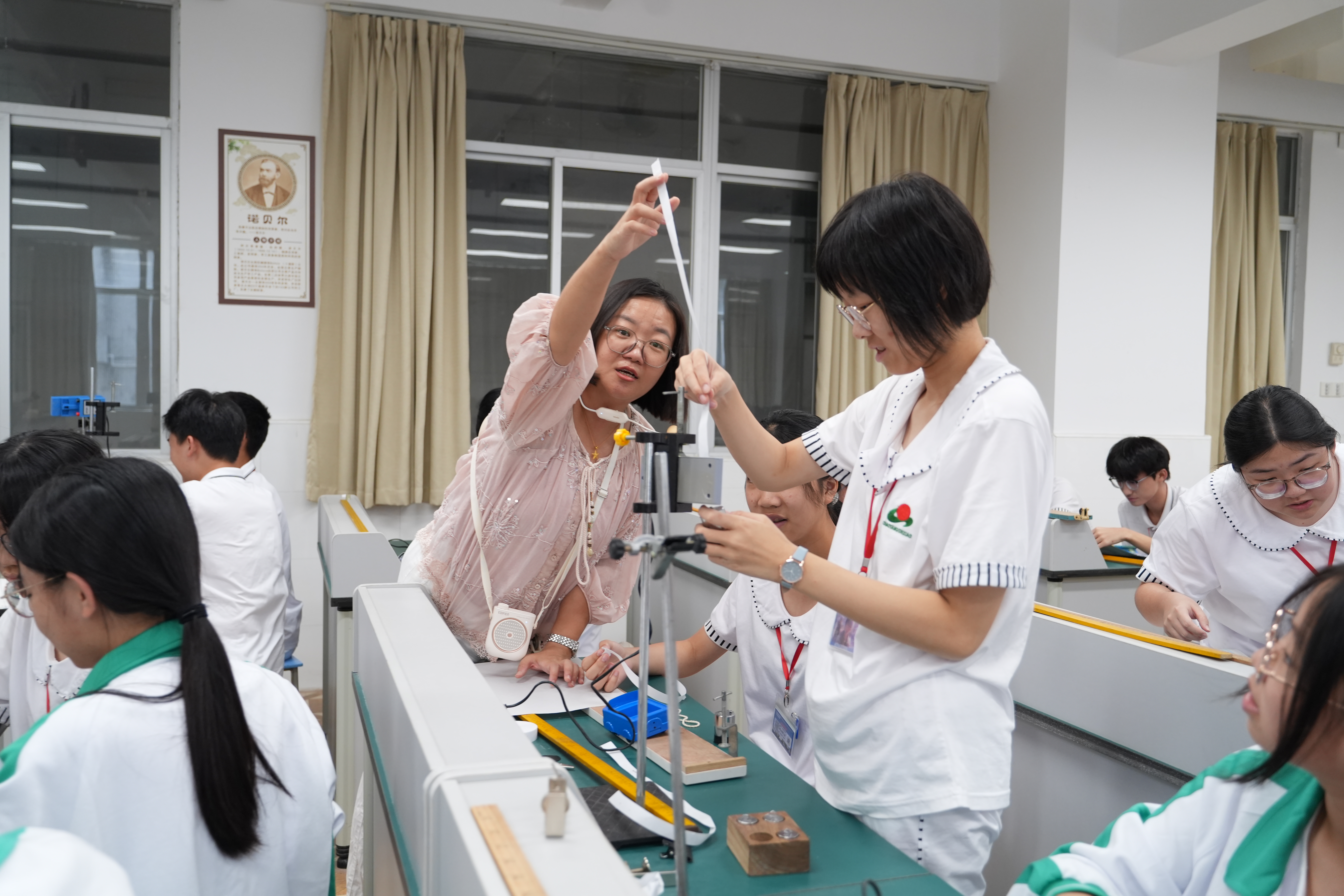 9月18日,汕头市潮阳实验学校,一名教师在上物理实验课。清远日报记者 刘淑芳 摄 9月18日,汕头市潮阳实验学校,一名教师在上物理实验课。清远日报记者 刘淑芳 摄