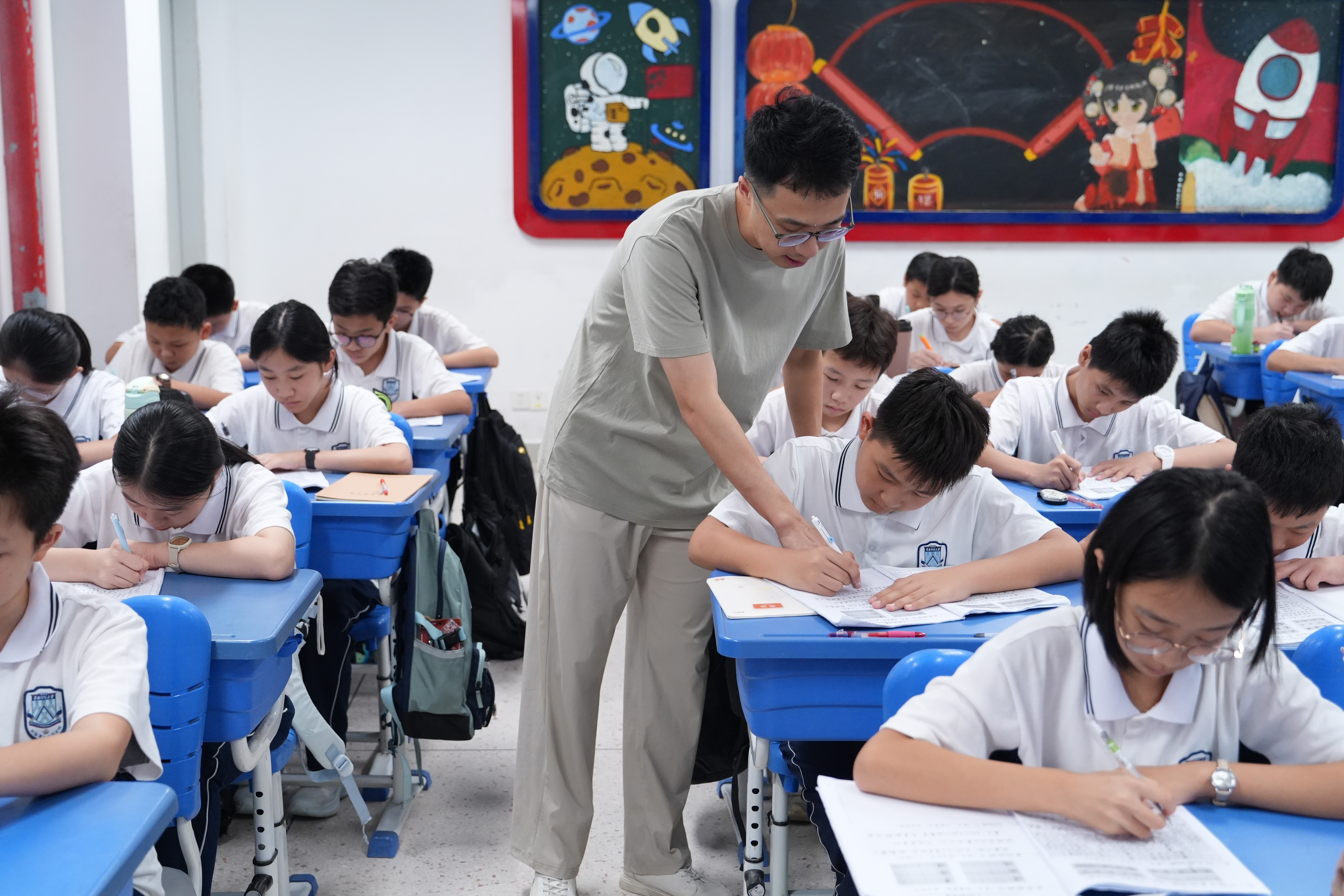9月17日,华南师范大学附属濠江实验学校,一名老师在给学生们上课。清远日报记者 刘淑芳 摄 9月17日,华南师范大学附属濠江实验学校,一名老师在给学生们上课。清远日报记者 刘淑芳 摄
