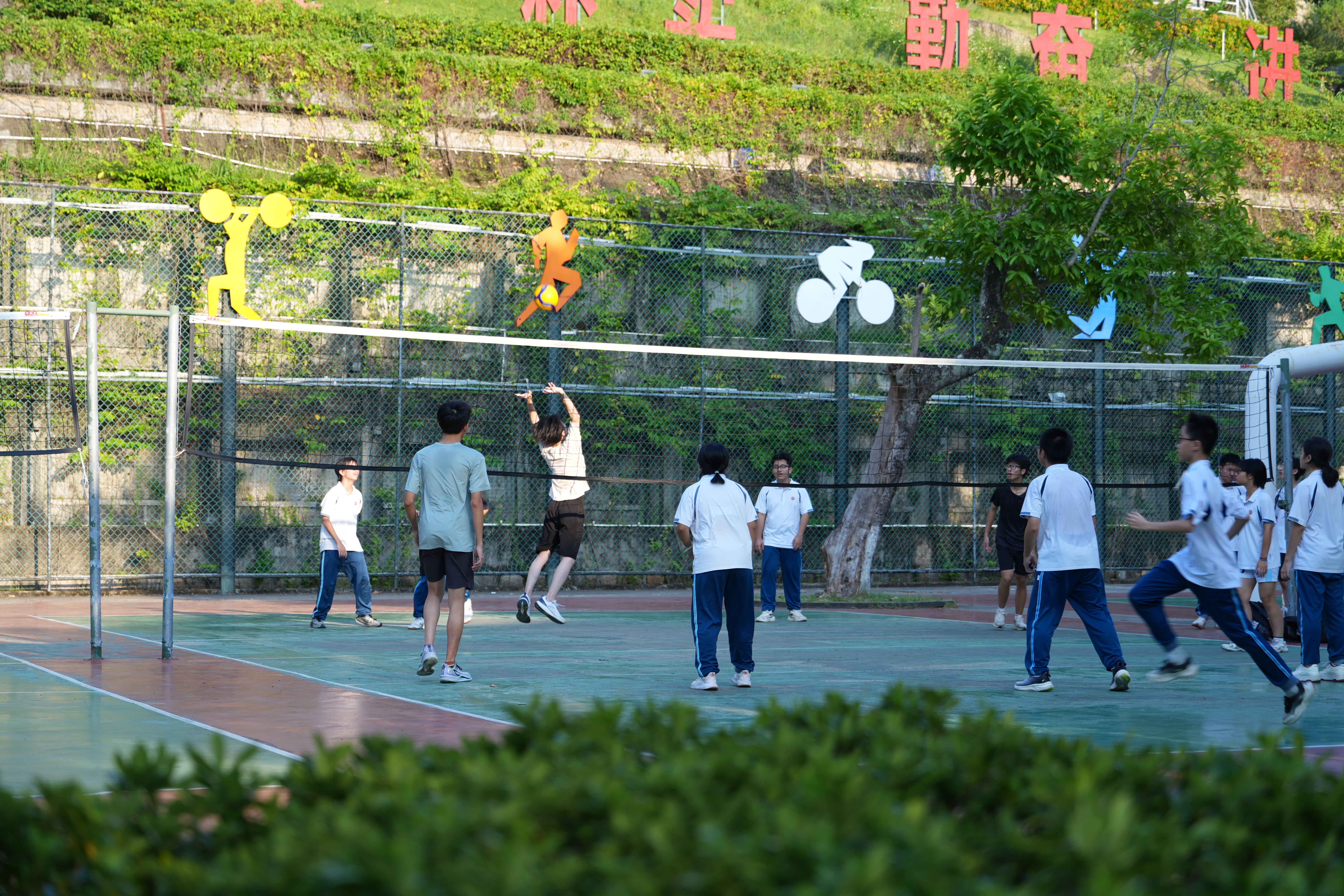 9月17日,汕头市金山中学,学生在课后打球锻炼身体。清远日报记者 刘淑芳 摄 9月17日,汕头市金山中学,学生在课后打球锻炼身体。清远日报记者 刘淑芳 摄