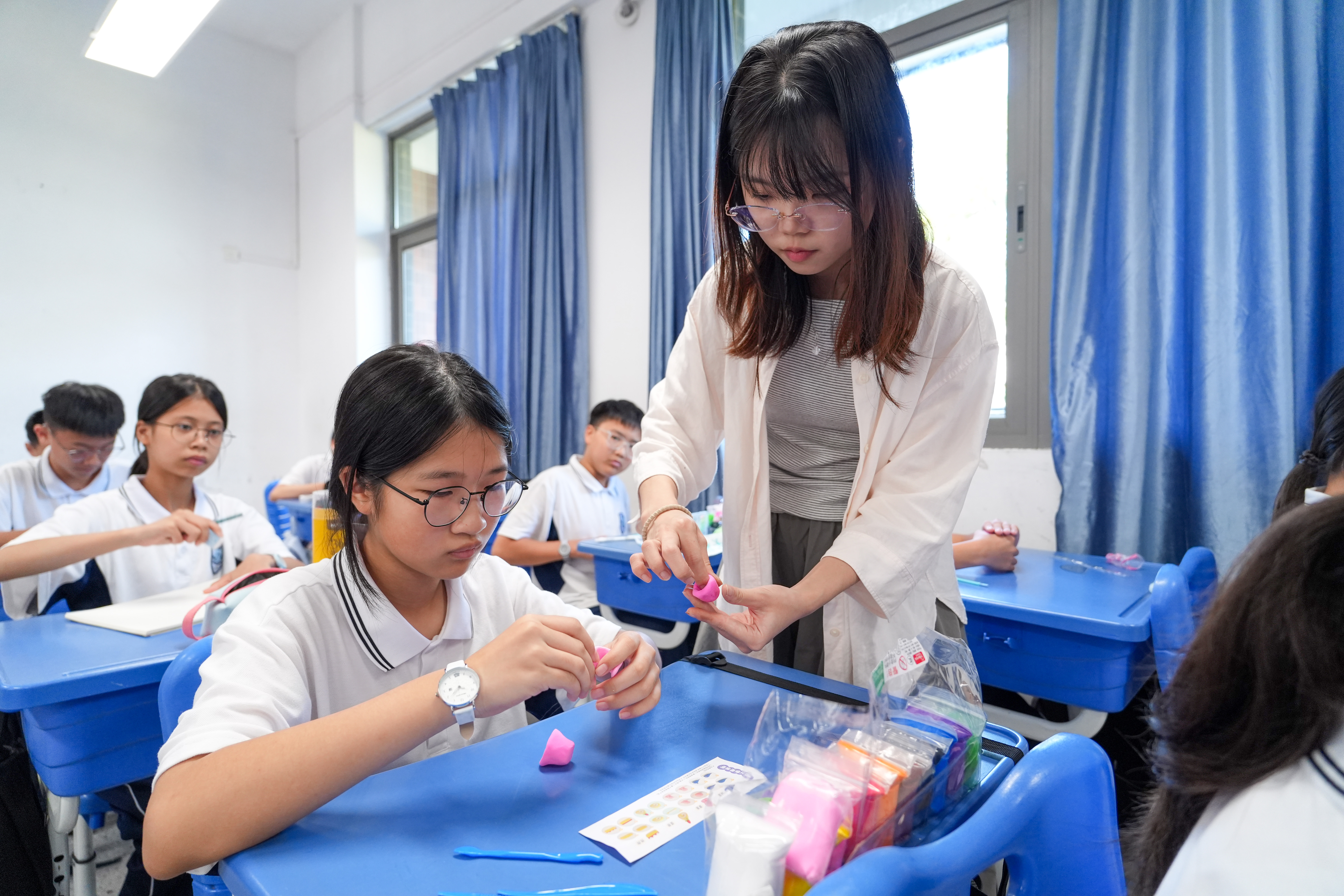 9月17日,华南师范大学附属濠江实验学校,美术课上,老师指导学生用粘土制作茶杯。清远日报记者 刘淑芳 摄 9月17日,华南师范大学附属濠江实验学校,美术课上,老师指导学生用粘土制作茶杯。清远日报记者 刘淑芳 摄