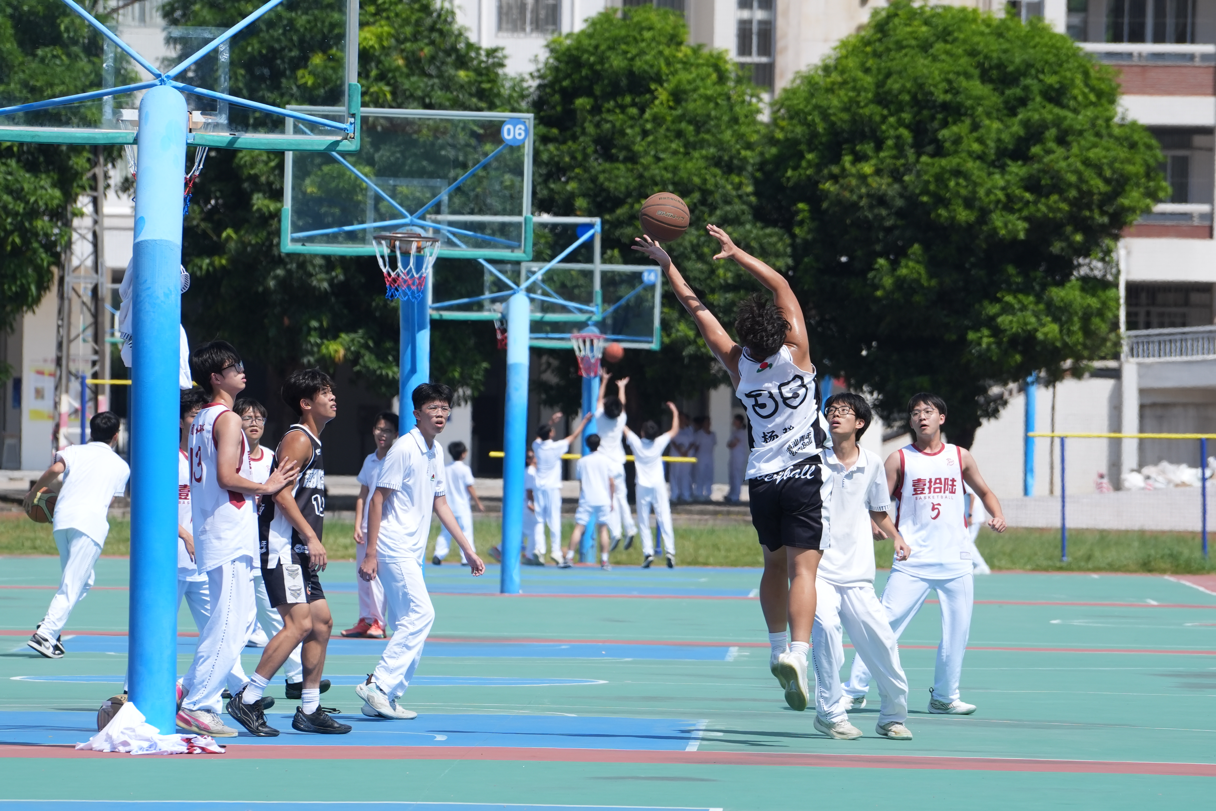 9月18日,汕头市潮阳实验学校,学生在球场上挥洒汗水。清远日报记者 刘淑芳 摄 9月18日,汕头市潮阳实验学校,学生在球场上挥洒汗水。清远日报记者 刘淑芳 摄